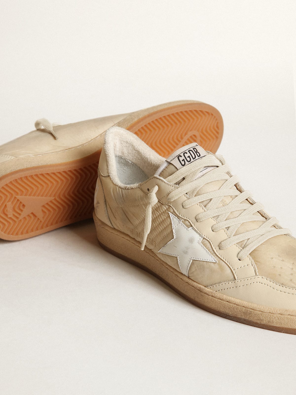 Golden Goose - Ball Star Donna in nylon bianco latte con stella e talloncini bianchi in 