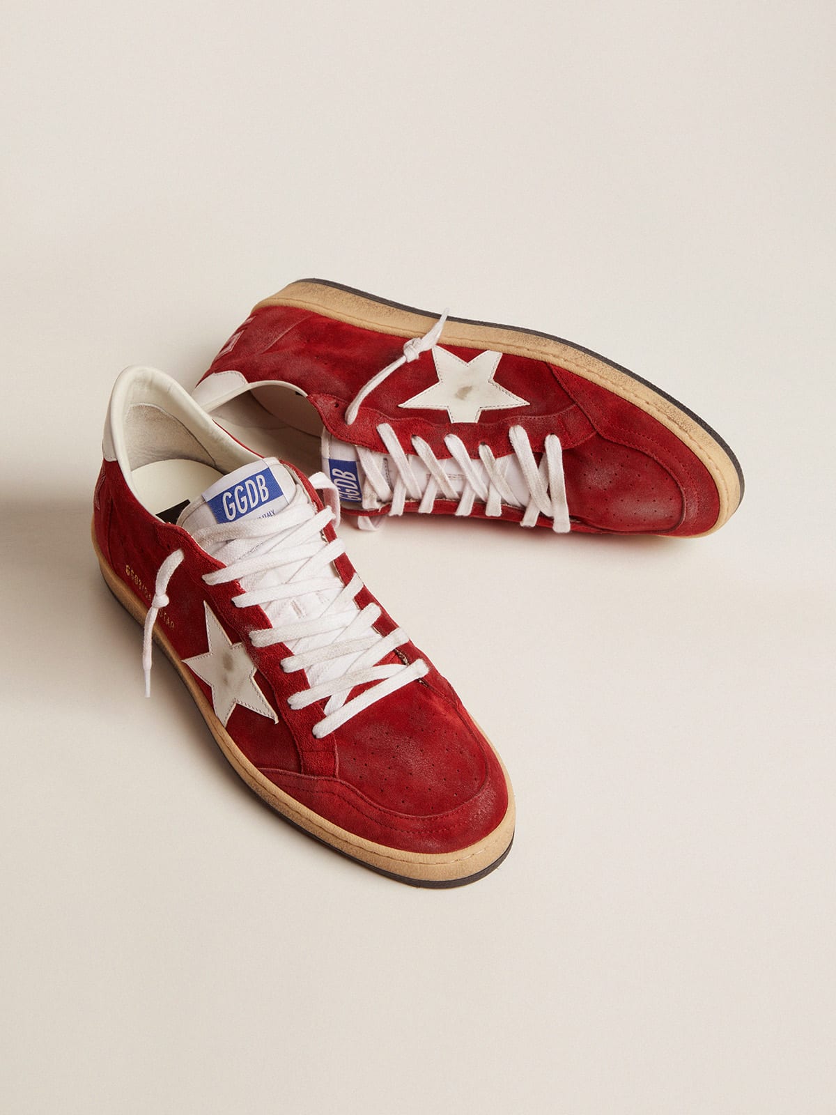 Golden Goose - Ball Star Uomo in suede rosso scuro con stella e talloncino bianchi in 