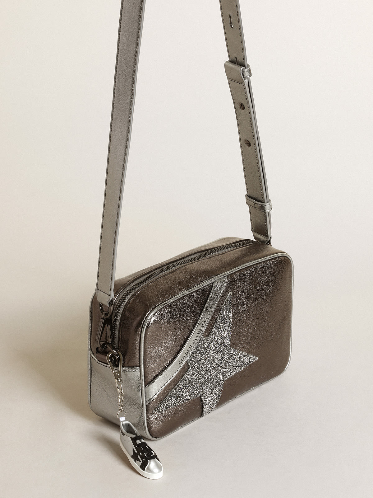 Golden Goose - Bolso Star Bag de piel laminada color plateado y gris antracita con estrella de cristales Swarovski in 