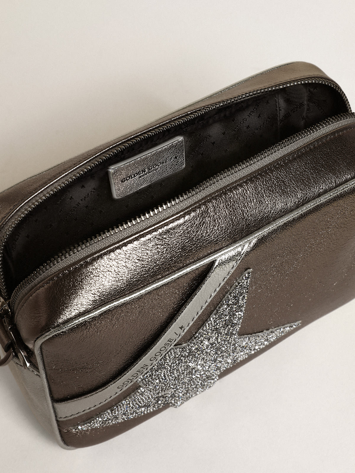 Golden Goose - Bolso Star Bag de piel laminada color plateado y gris antracita con estrella de cristales Swarovski in 