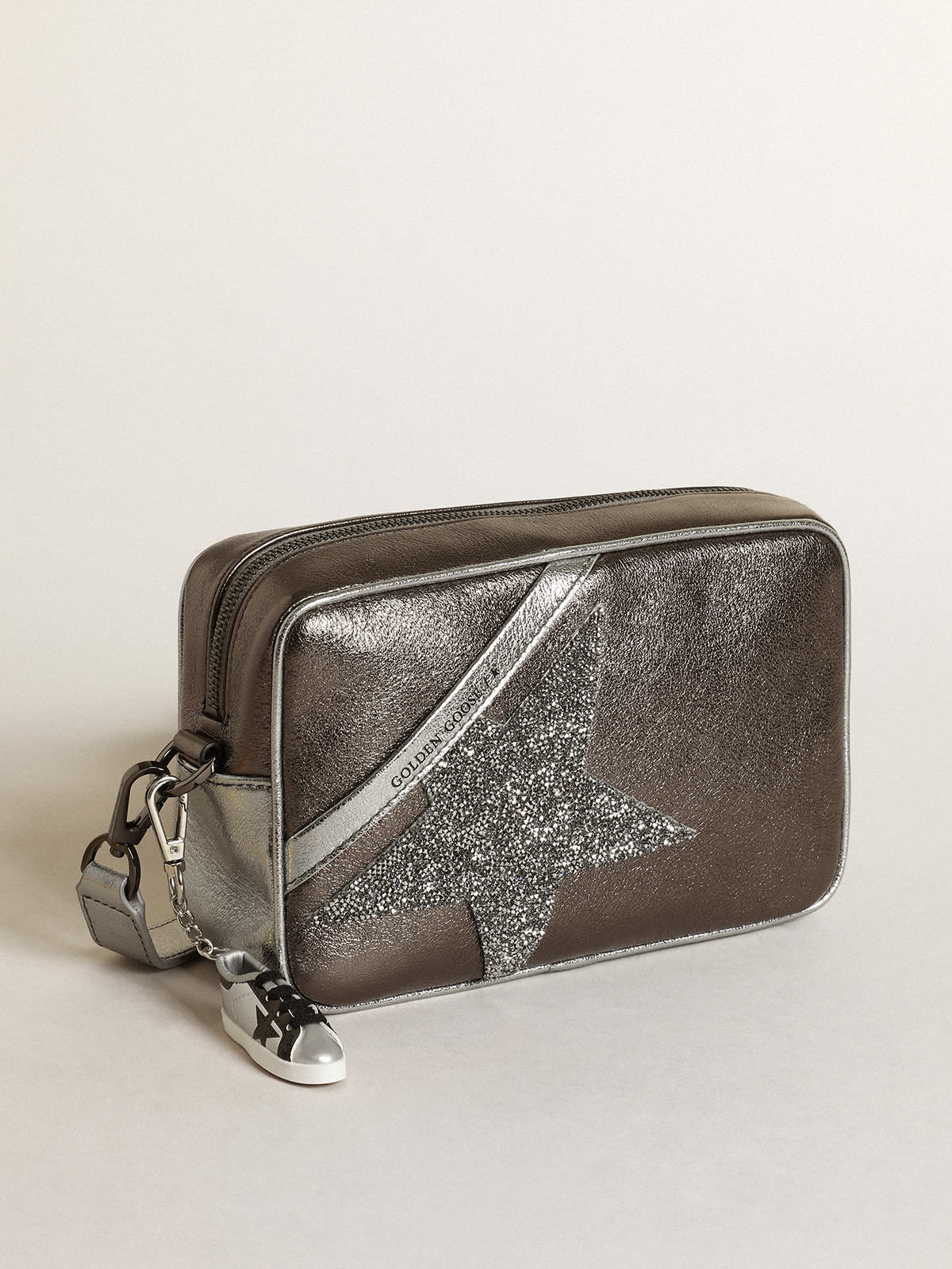 Golden Goose - Sac Star Bag en cuir lamé argenté et gris anthracite avec étoile en cristaux Swarovski in 