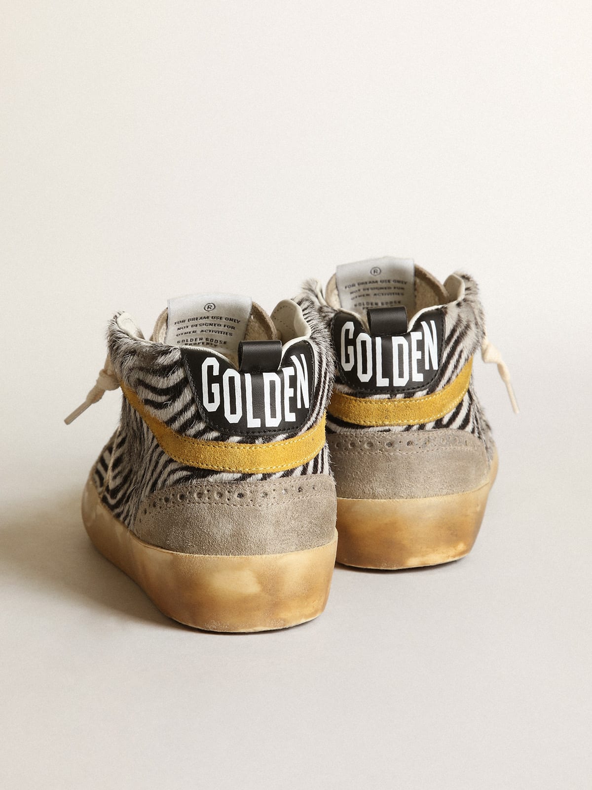 Golden Goose - Sneaker Mid Star aus Cavallino-Leder mit Zebrastreifen, Stern aus goldfarbenem Metallic-Leder und senffarbenem Raulederkomma in 