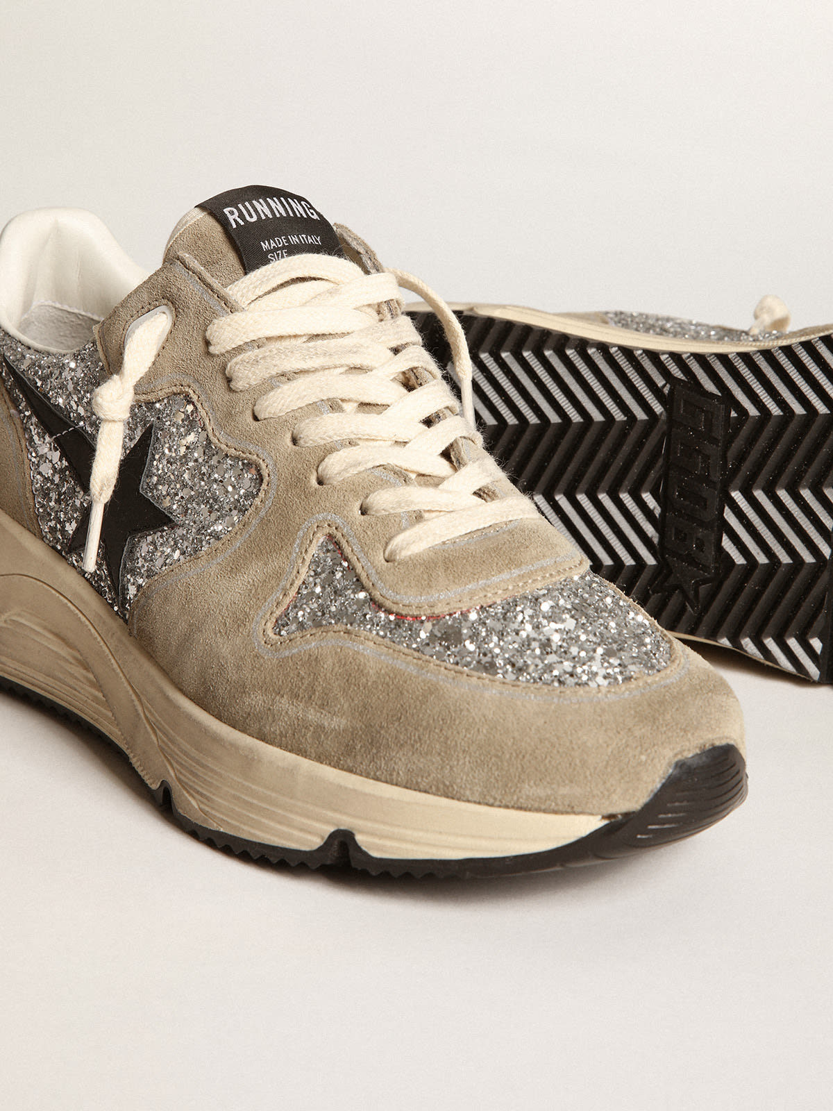 Golden Goose - Sneakers Running Sole à paillettes argentées et en daim couleur tourterelle avec étoile en cuir noir in 