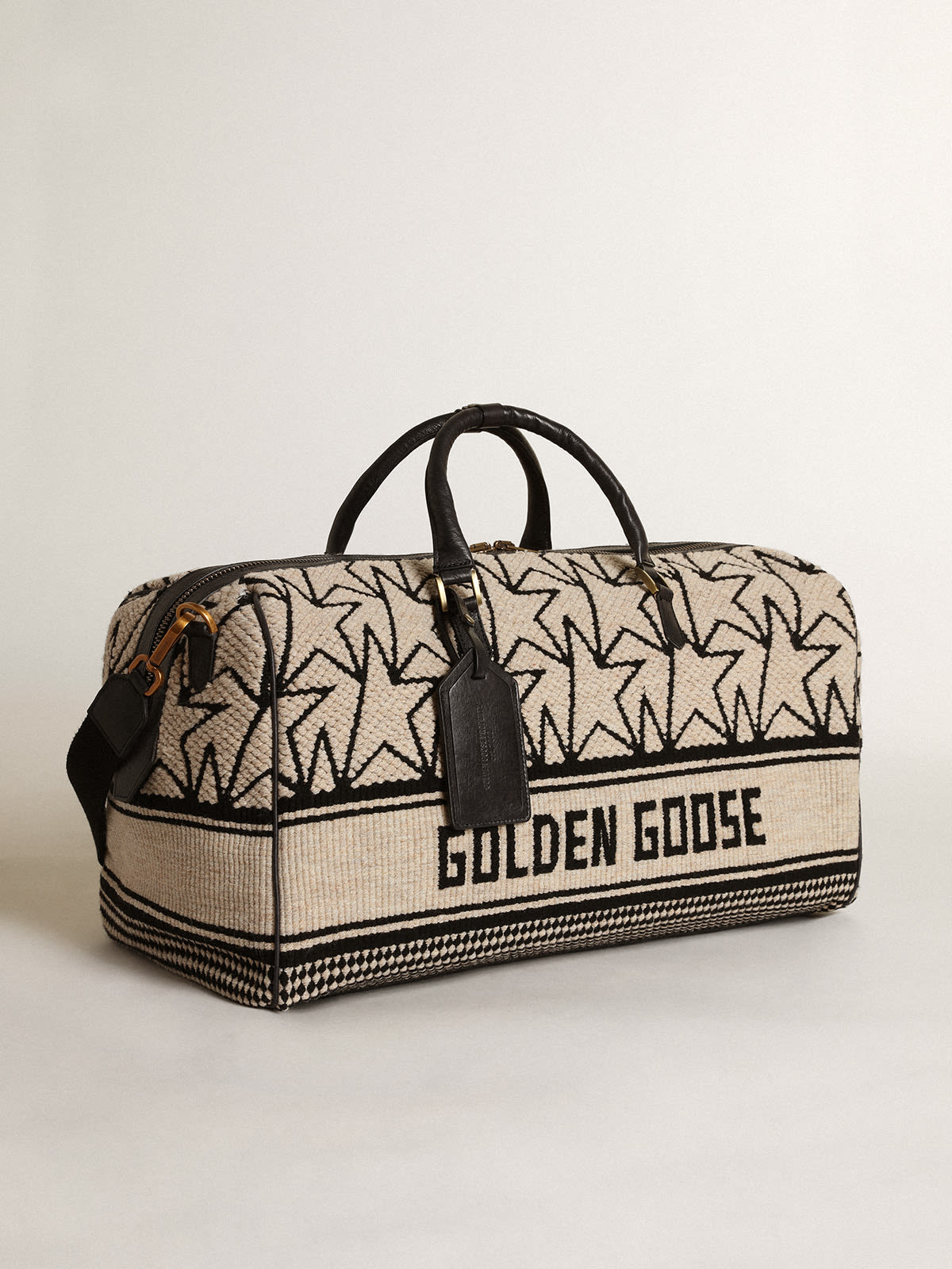 Golden Goose - Duffle bag en laine jacquard blanc de lait avec monogrammes et inscription Golden Goose noire contrastée in 