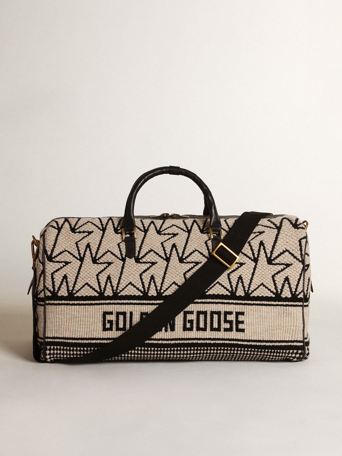 Golden Goose - Duffle bag da uomo in lana jacquard bianco latte e scritta nera in 