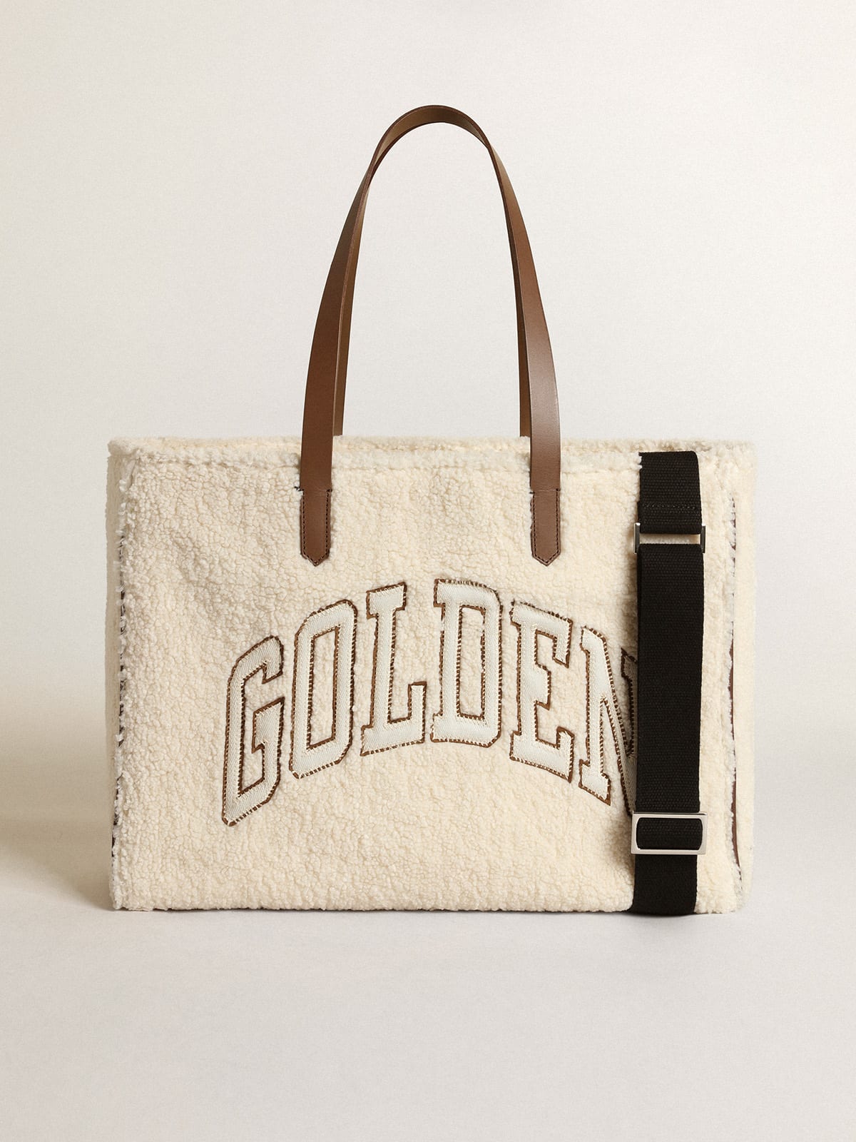 Golden Goose - Sac California Bag East-West en fausse fourrure blanche avec inscription Golden et anses contrastées in 