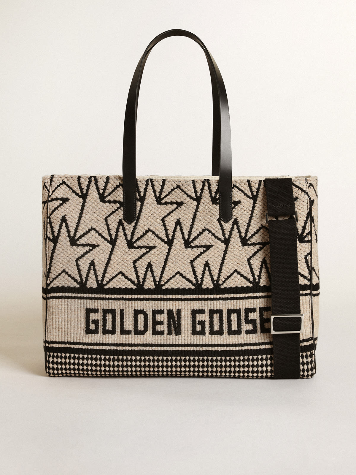 Golden Goose - Sac California Bag East-West en laine jacquard blanc de lait avec monogrammes et inscription Golden Goose noire contrastée in 