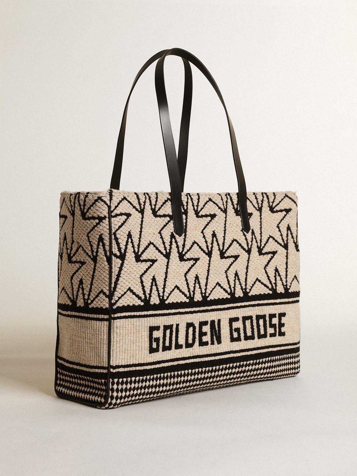 Golden Goose - Borsa California Bag East-West in lana jacquard color bianco latte con monogrammi e scritta Golden Goose di colore nero a contrasto in 