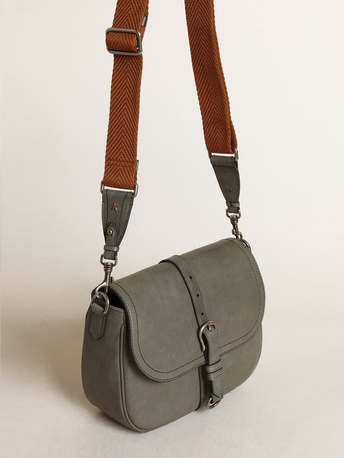 Golden Goose - Medium Sally Bag in stone-gray leather with contrasting buckle and shoulder strap in 