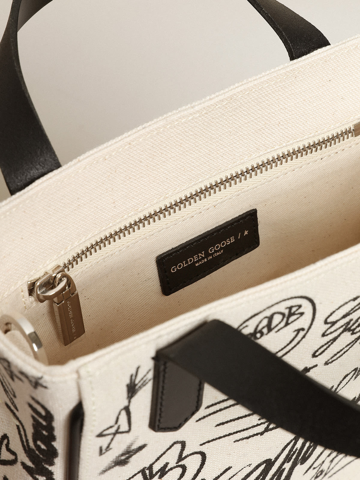 Golden Goose - Mini sac California Bag en coton blanc à imprimé noir contrasté in 