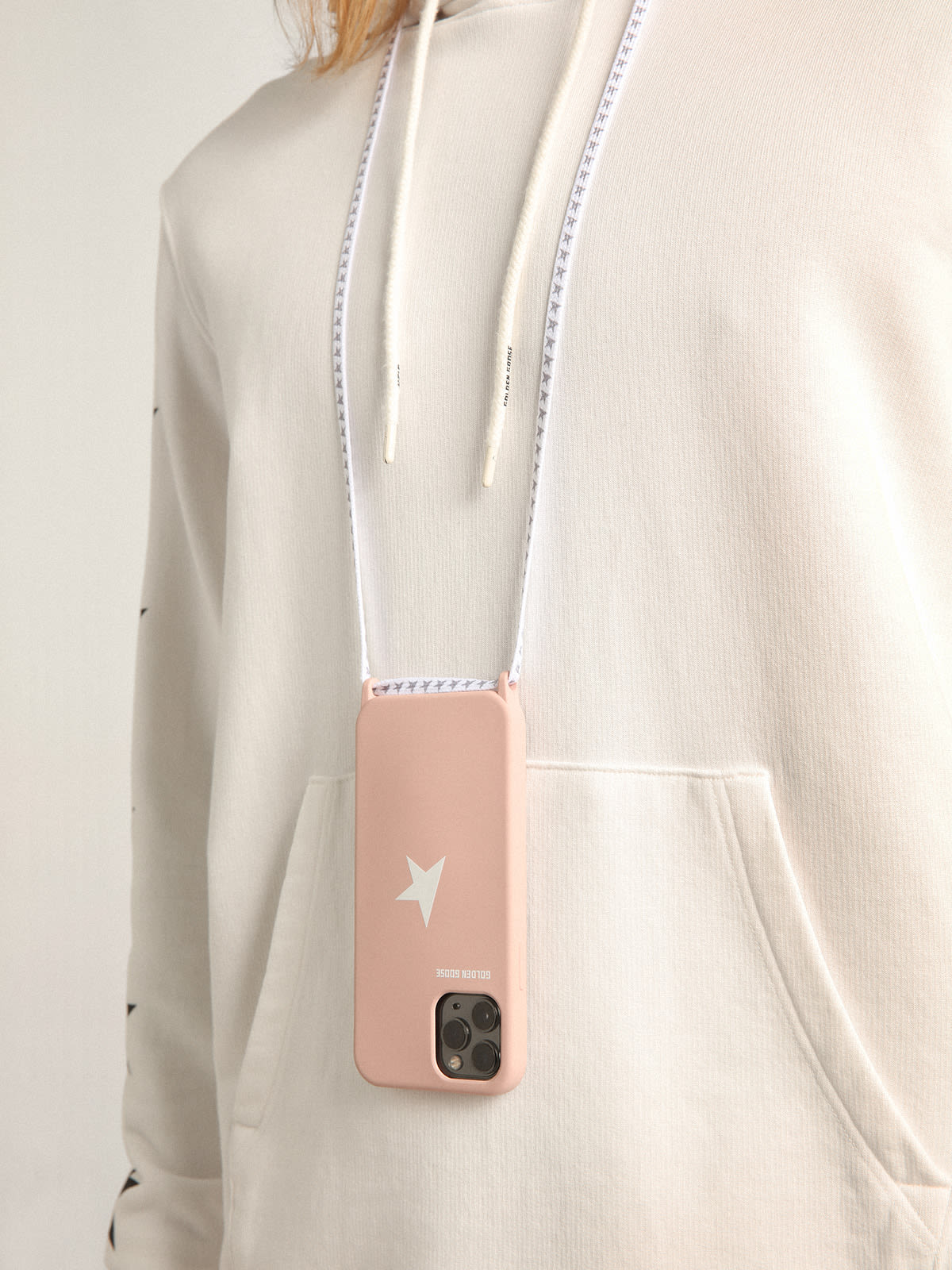 Golden Goose - Coque pour iPhone 12 et iPhone 12 Pro rose clair avec logo blanc contrasté et lacets griffés in 