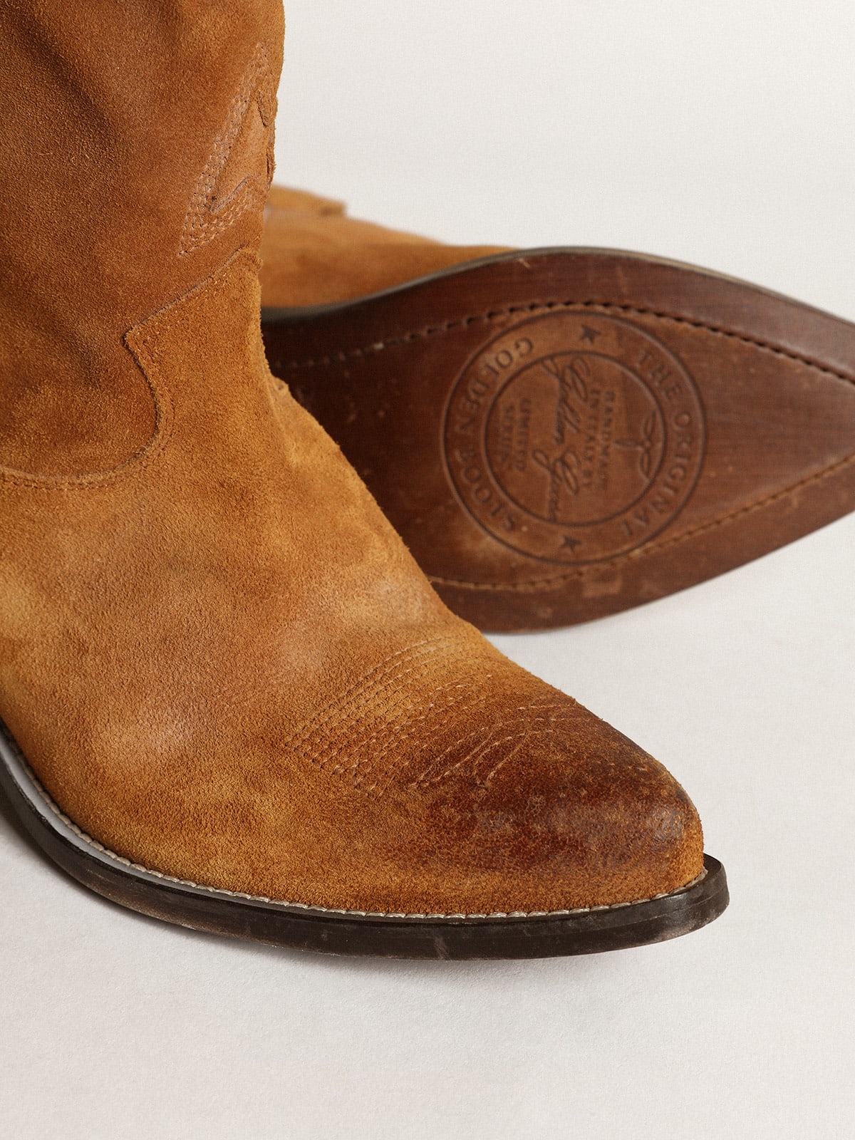 Women's low boots in tobacco-colored suede with inlay star