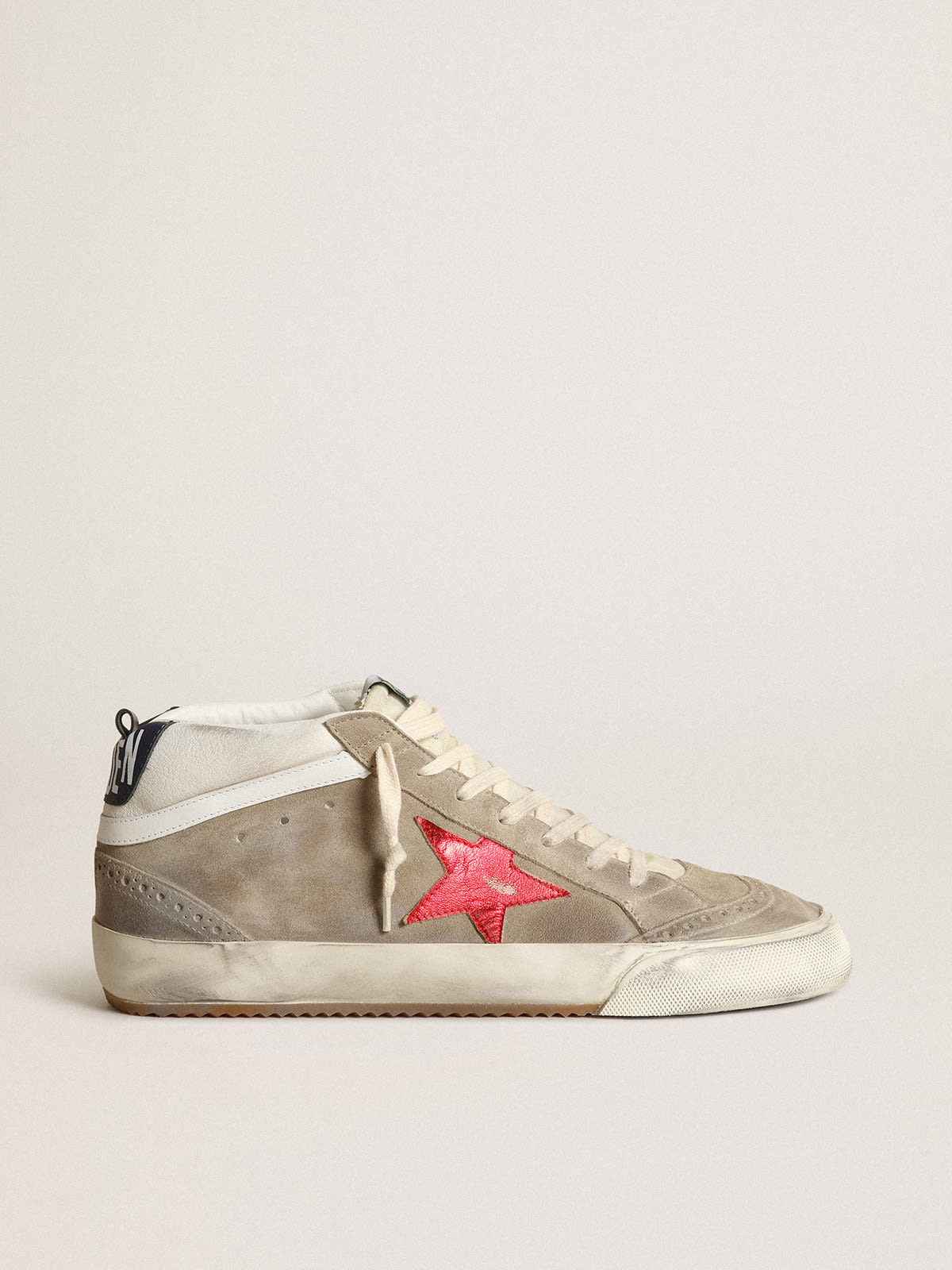 Golden Goose - Herren Mid Star aus taubengrauem Rauleder mit rotem Lederstern in 