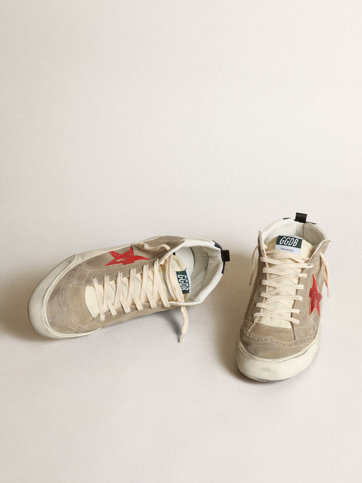 Golden Goose - Mid Star Uomo in suede tortora con stella in pelle rossa in 