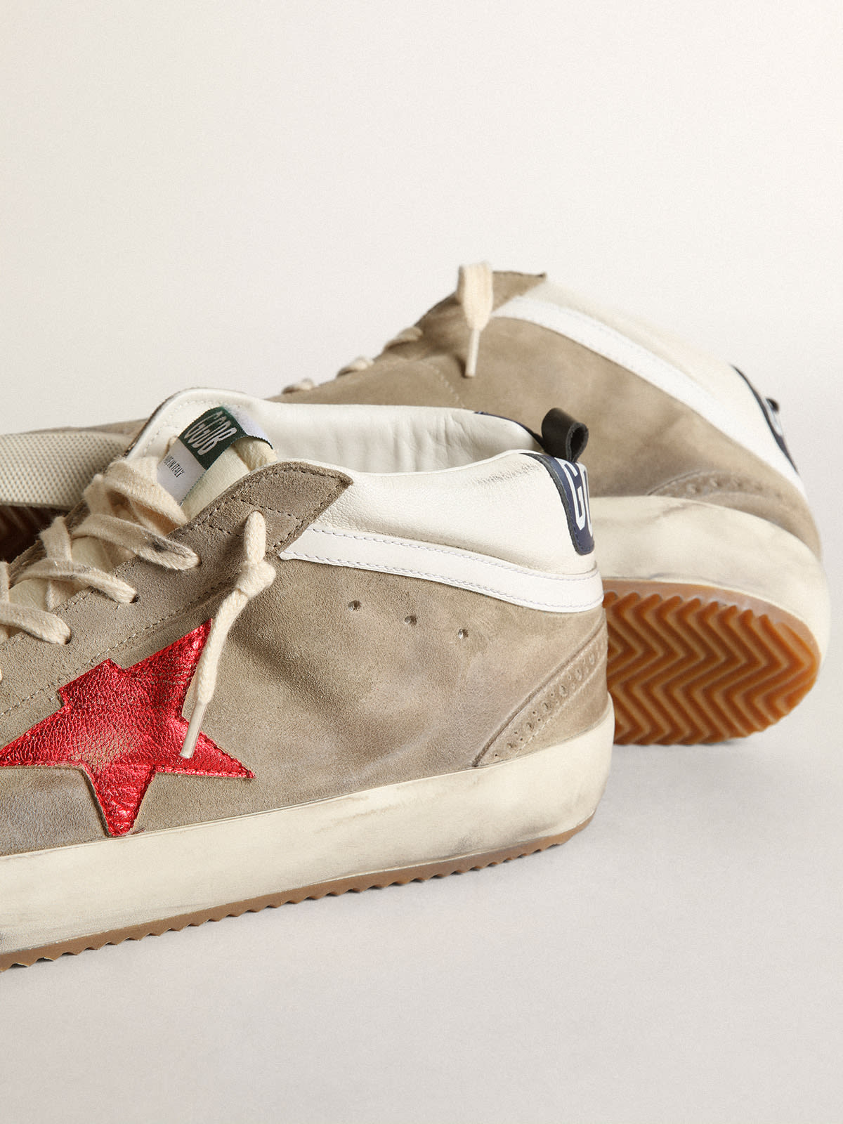 Golden Goose - Sneaker Mid Star in suede color tortora con stella in pelle laminata rossa e virgola in pelle bianca in 