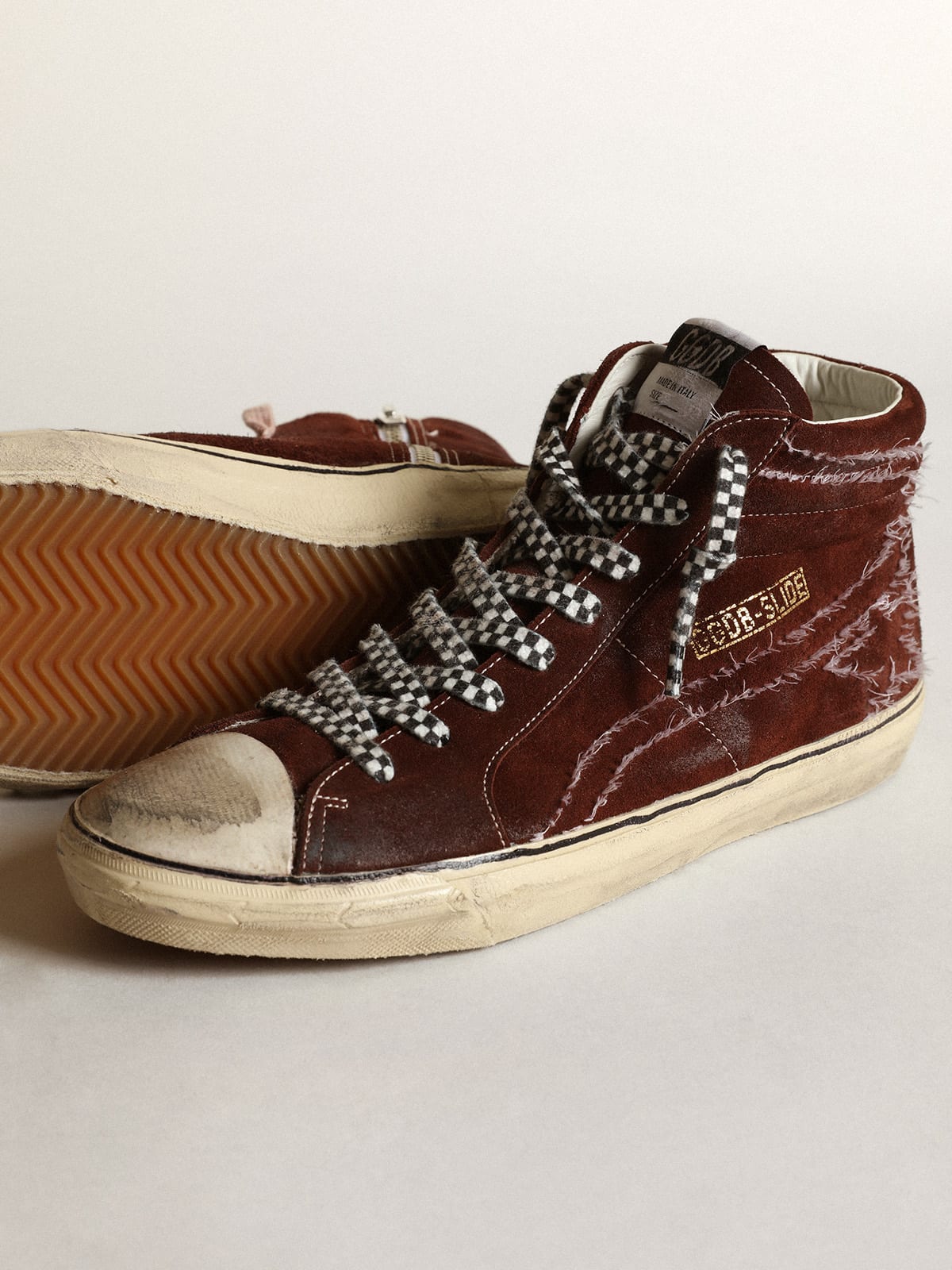 Golden Goose - Sneaker Slide in suede color cioccolato con stella e virgola con impunture bianche in 