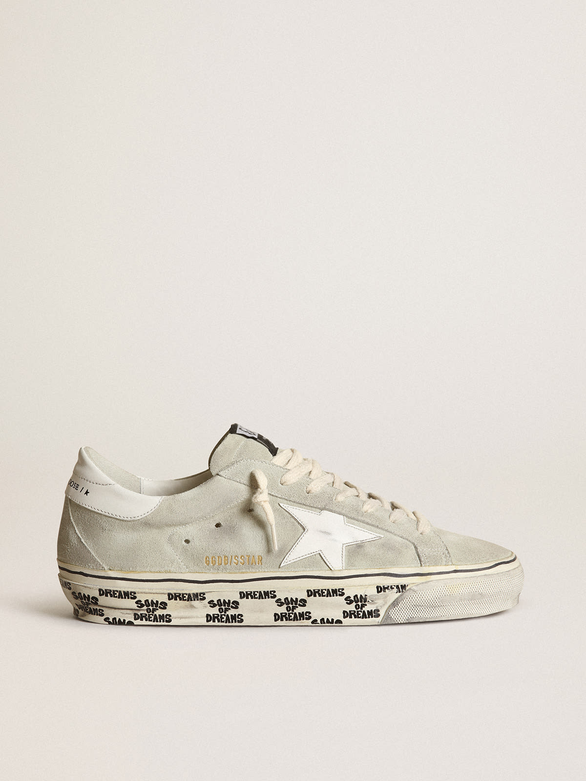 Golden Goose - Sneakers Super-Star en daim gris froid avec étoile et contrefort en cuir blanc in 