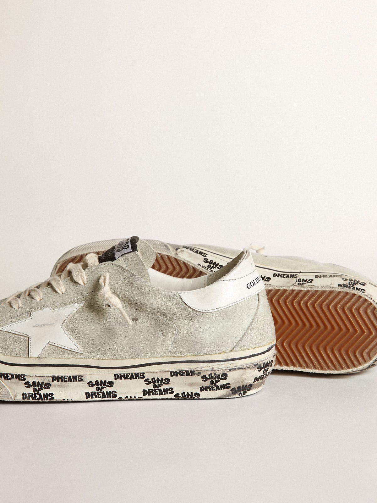 Golden Goose - Sneaker Super-Star in suede color grigio ghiaccio con stella e talloncino in pelle bianca in 
