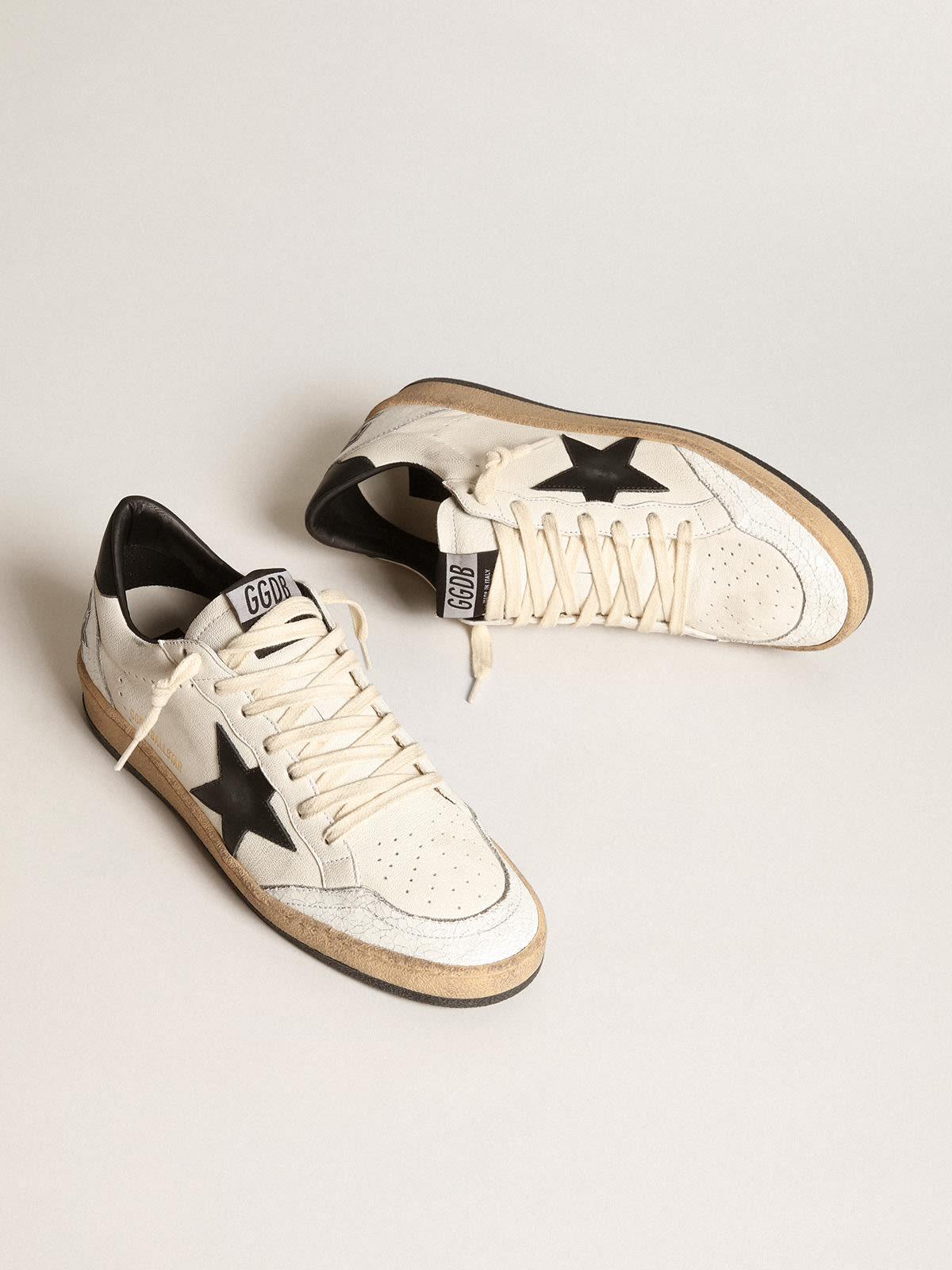 Golden Goose - Sneakers Ball Star pour femme en cuir nappa blanc avec étoile et contrefort en cuir noir in 