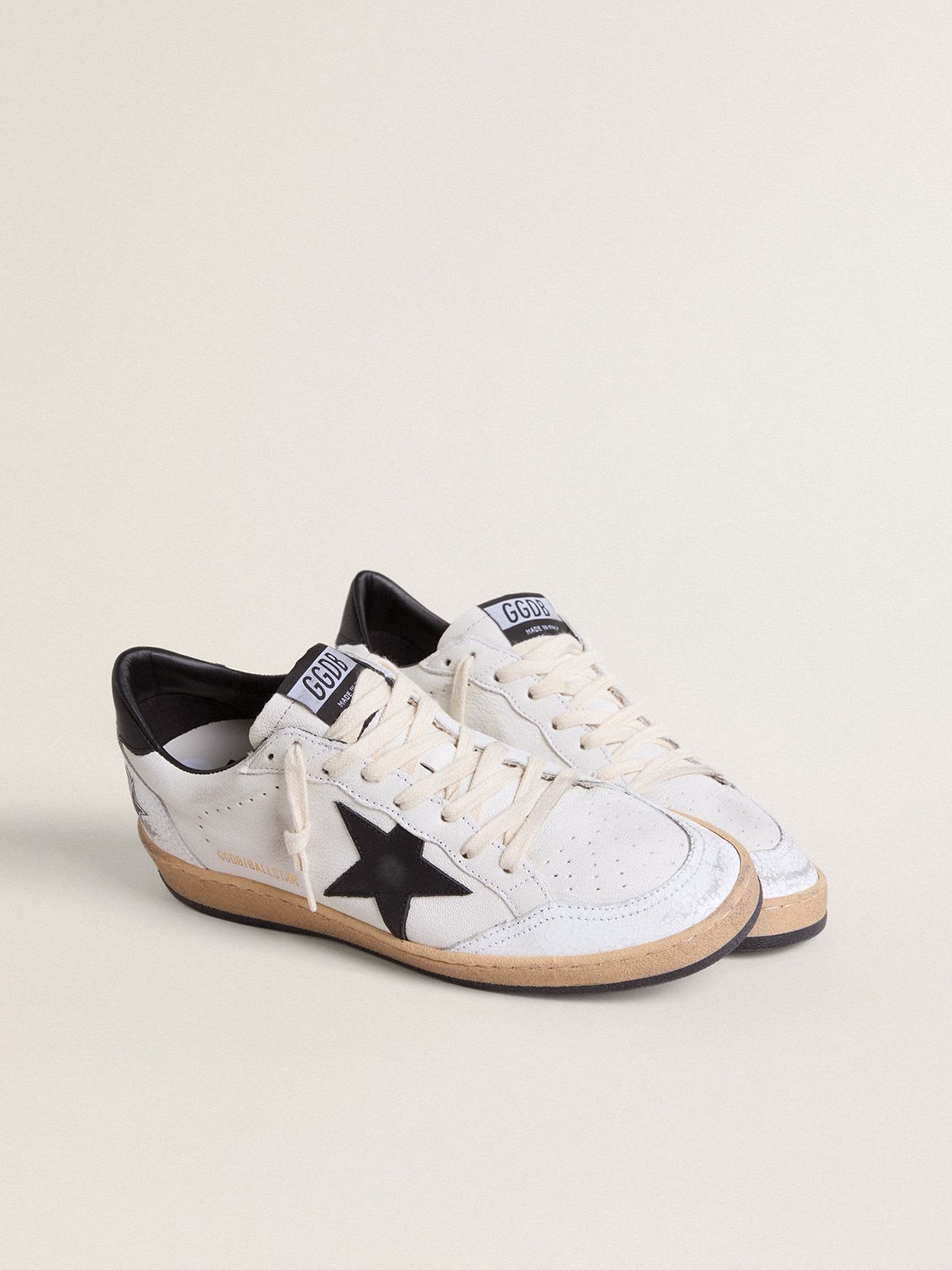 Golden Goose - Ball Star femme en nappa avec étoile noir et contrefort noir in 