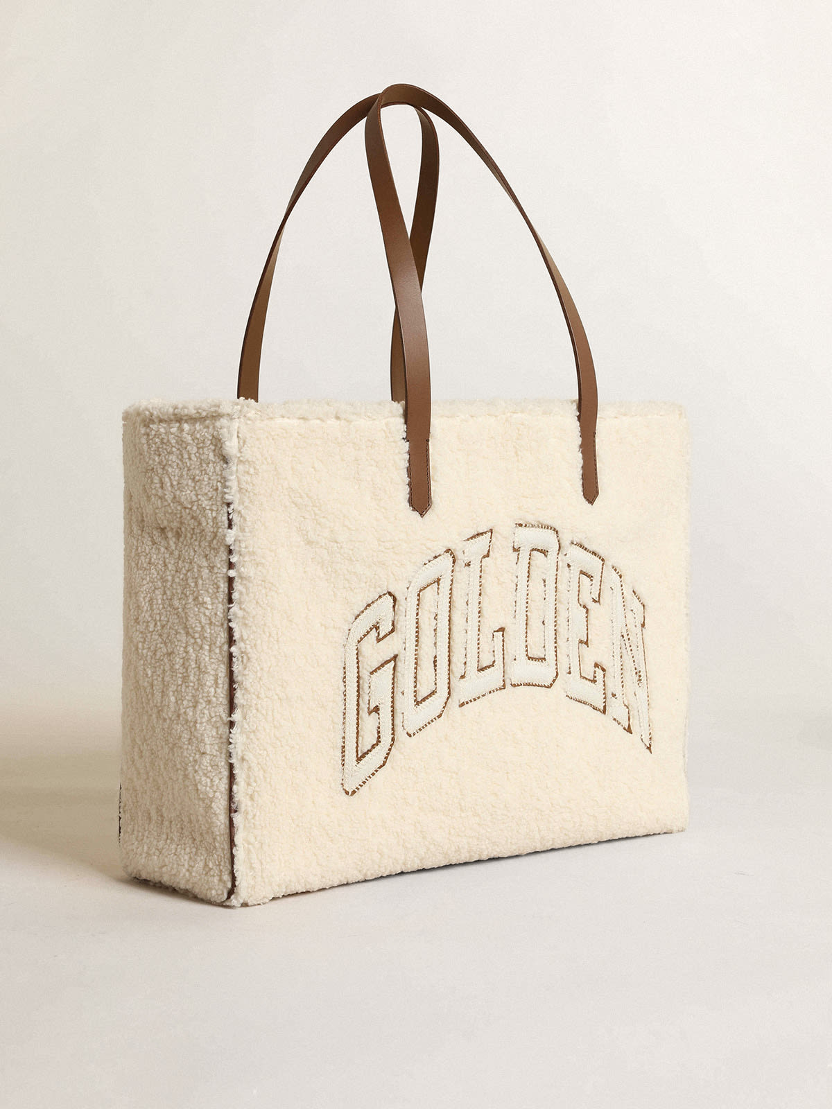 Golden Goose - California Bag im Querformat aus weißem Pelzimitat mit „Golden“-Aufschrift und Kontrasthenkeln in 