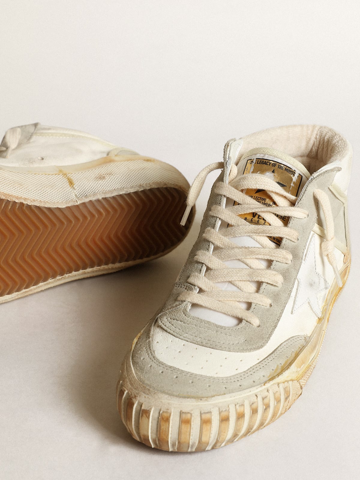 Golden Goose - Tênis Mid Star Masculino com inserções de suede cinza gelo e estrela de couro branco in 