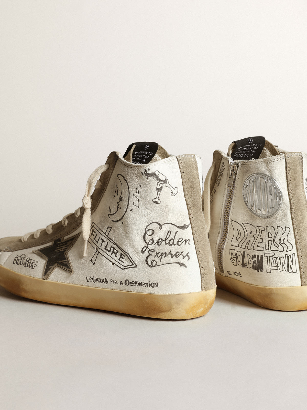 Golden Goose - Sneaker Francy Uomo con inserti in suede color tortora e scritte nere all-over in 