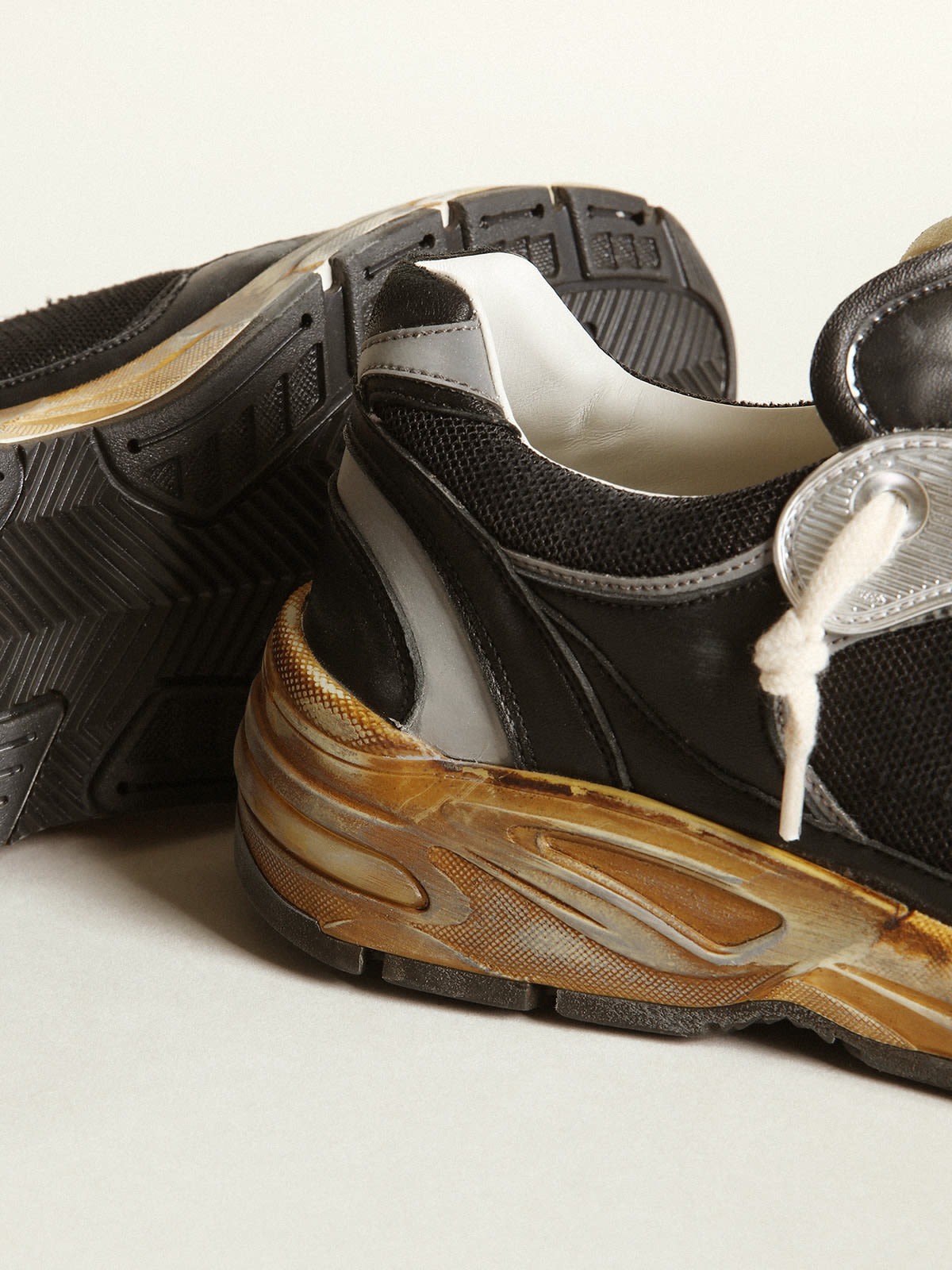 Golden Goose - Sneaker Dad-Star Donna in rete e nappa nere con stella in suede color grigio ghiaccio in 