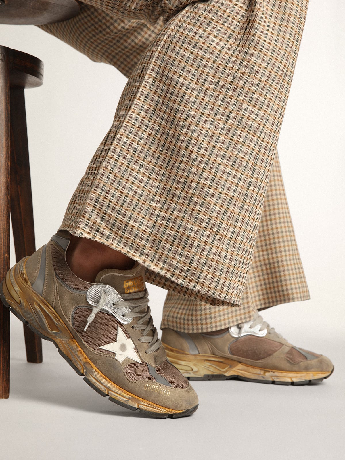Golden Goose - Sneakers Dad-Star pour homme en résille et daim couleur tourterelle avec étoile en cuir blanc in 