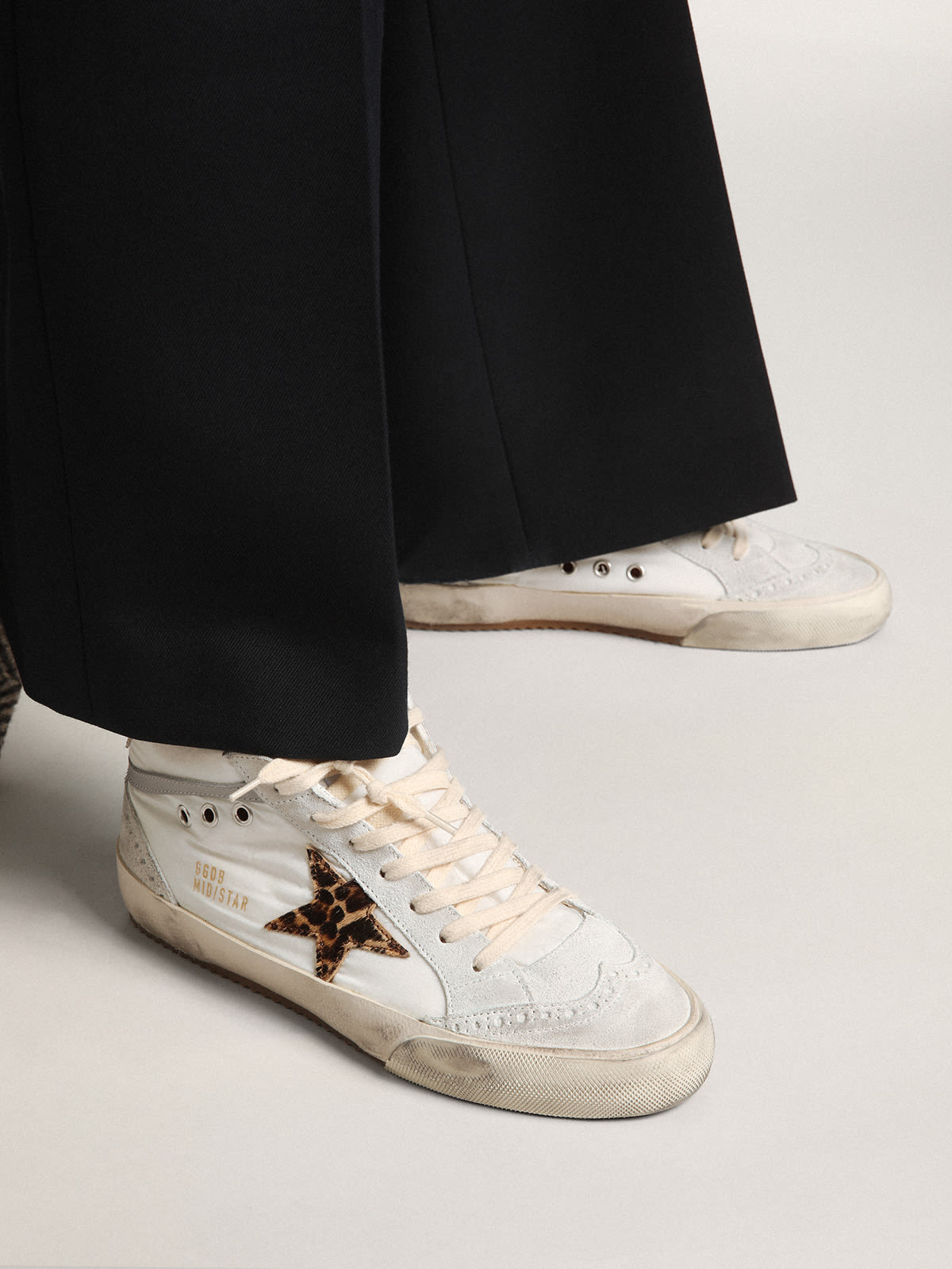 Golden Goose - Zapatillas deportivas Mid Star LTD de nailon blanco con estrella de piel efecto potro con estampado leopardo y refuerzo del talón de piel laminada rosa in 