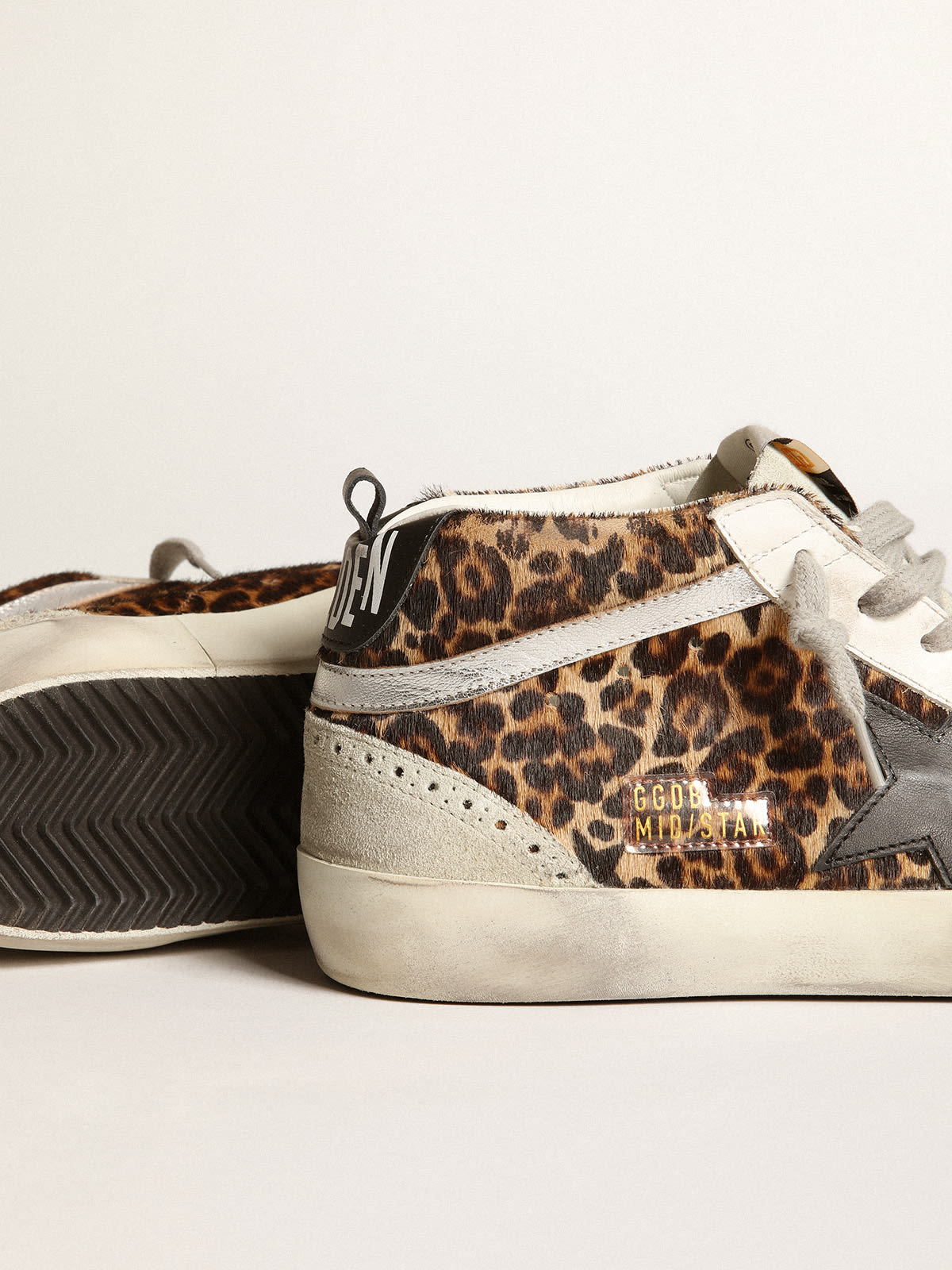 Golden Goose - Sneakers Mid Star en cuir façon poulain à imprimé léopard avec étoile en cuir noir et virgule en cuir lamé argenté in 