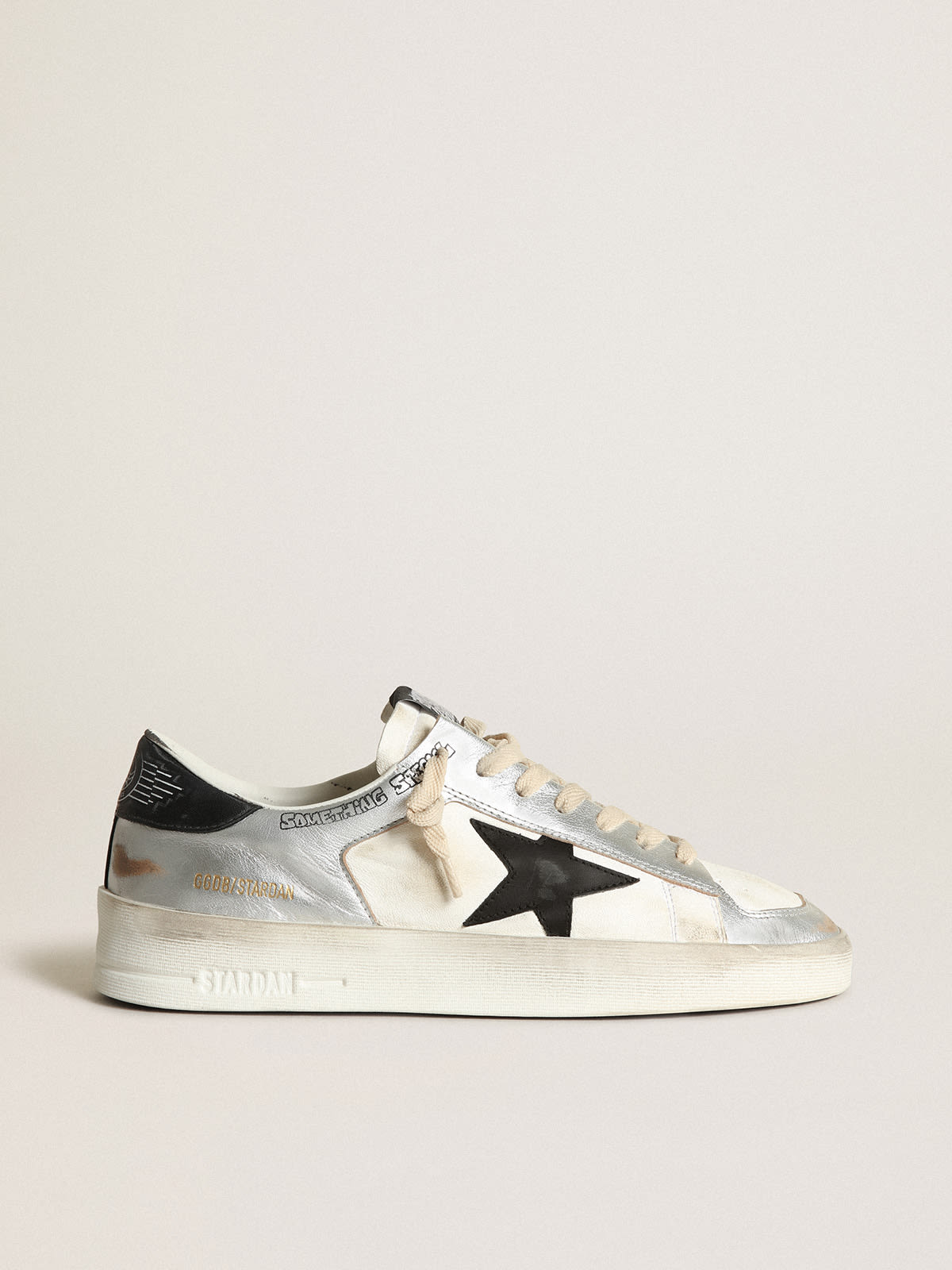 Zapatillas deportivas Stardan para Hombre de piel laminada plateada con napa blanca estrella de piel negra | Golden Goose