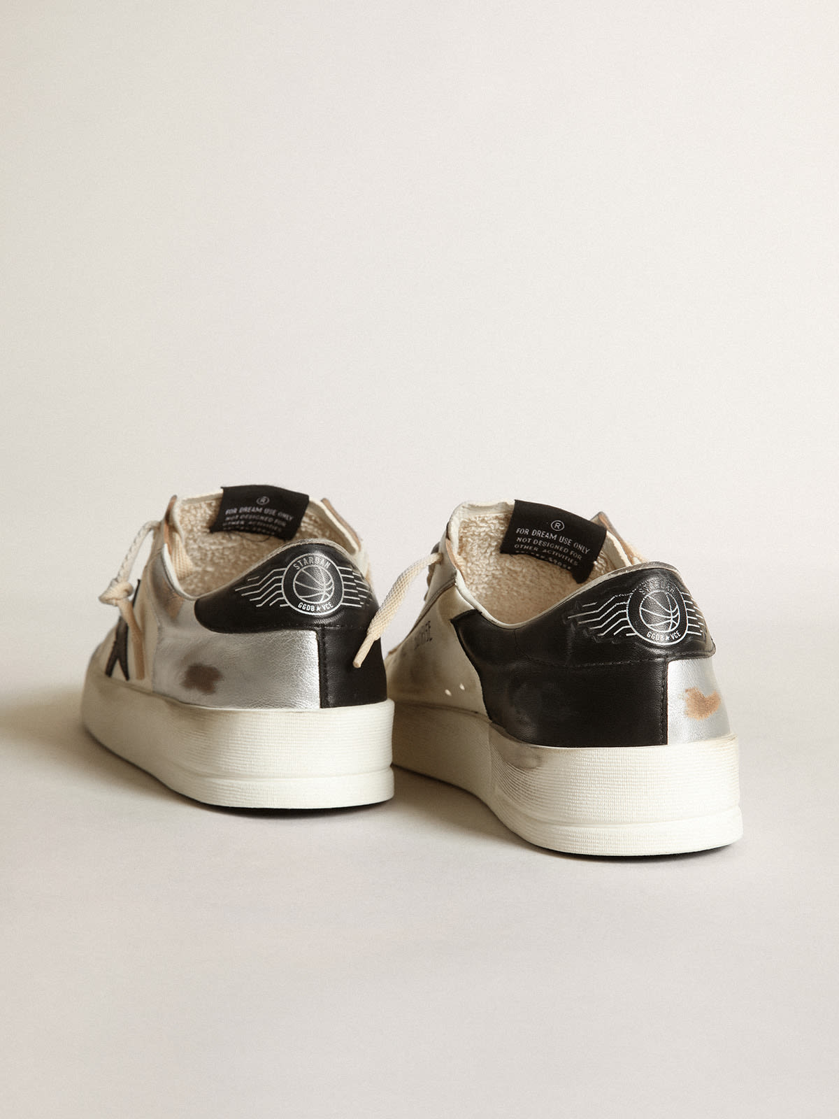 Zapatillas deportivas Stardan para Hombre de piel laminada plateada con napa blanca estrella de piel negra | Golden Goose