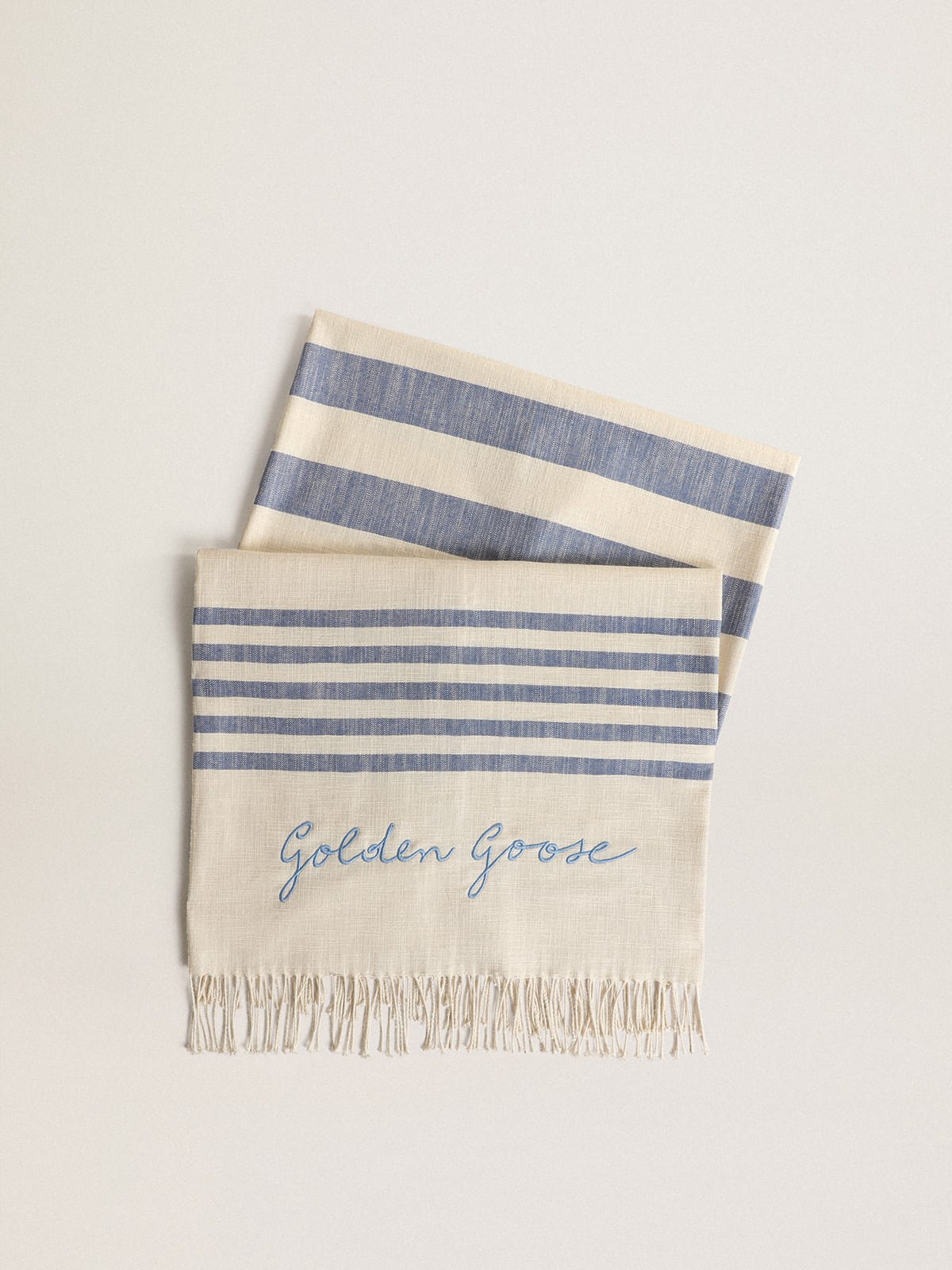 Golden Goose - Toalla de playa de la colección Resort de algodón con rayas azules y flecos    in 