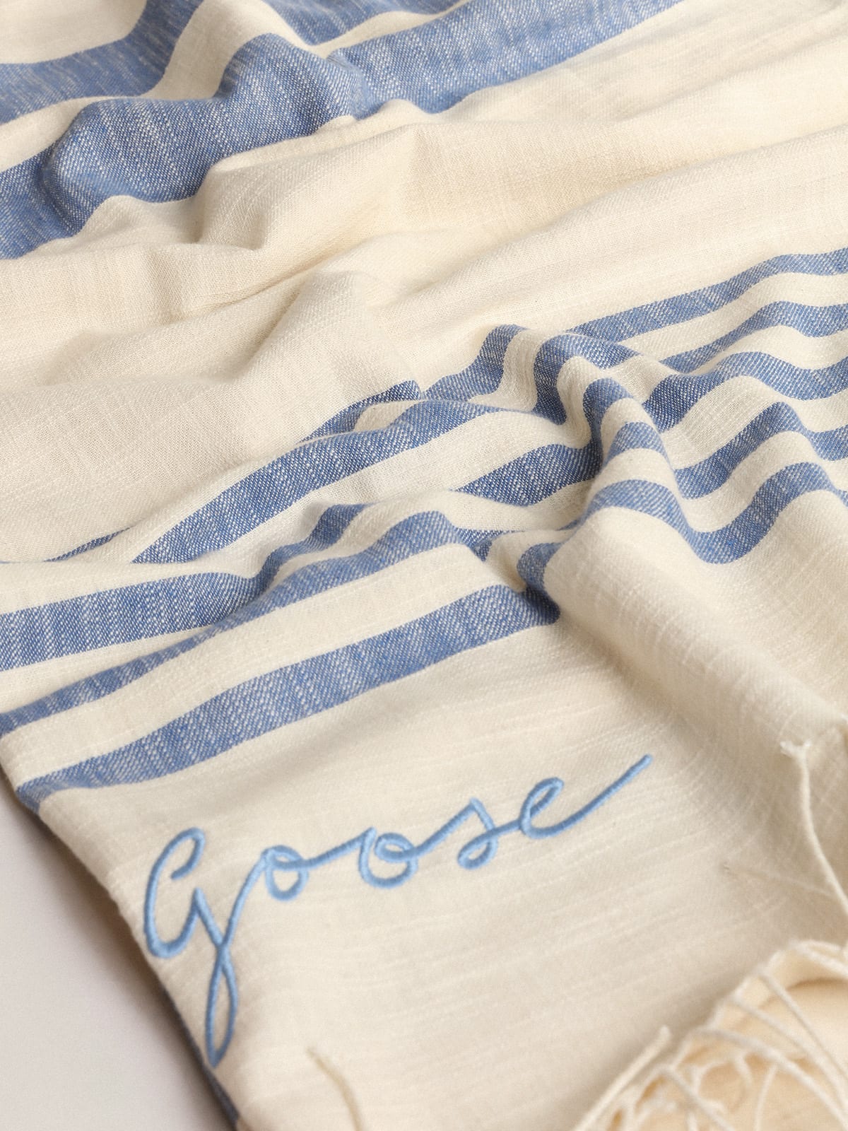 Golden Goose - Telo da mare Collezione Resort in cotone con righe blu e frange    in 