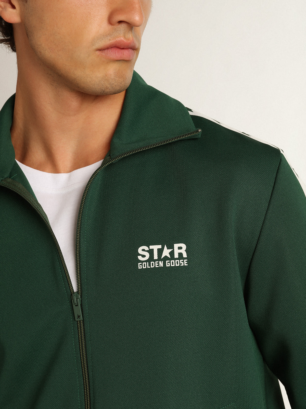Golden Goose - Sweat-shirt avec fermeture à glissière Denis collection Star vert brillant avec bande blanche et étoiles vertes contrastées in 
