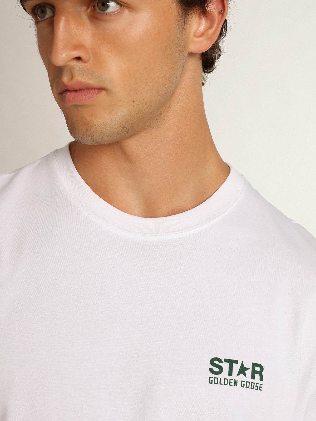 Golden Goose - Camiseta masculina branca com logo e estrela verdes em contraste in 