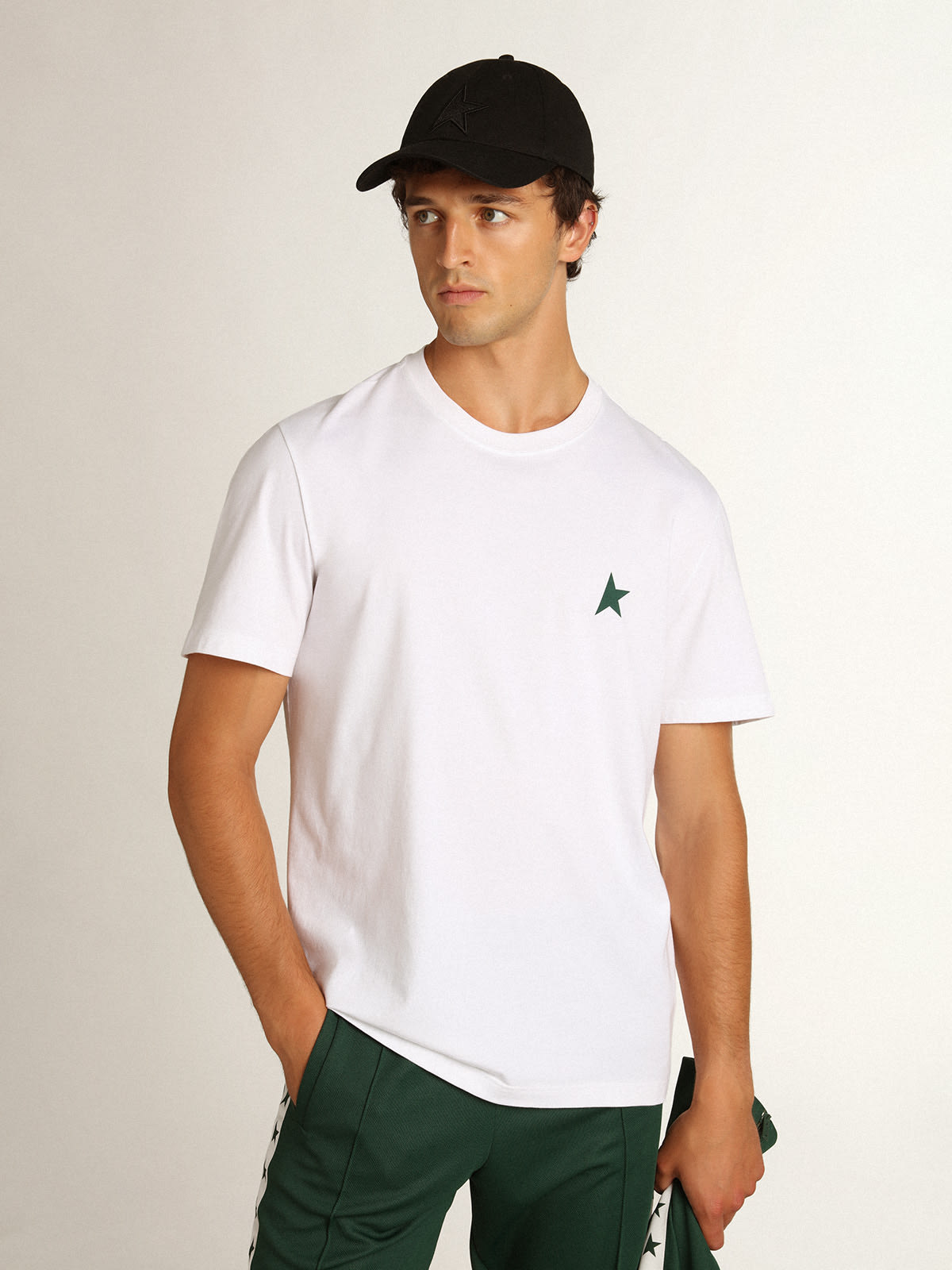 Golden Goose - T-shirt bianca Collezione Star con stella verde a contrasto sul davanti in 