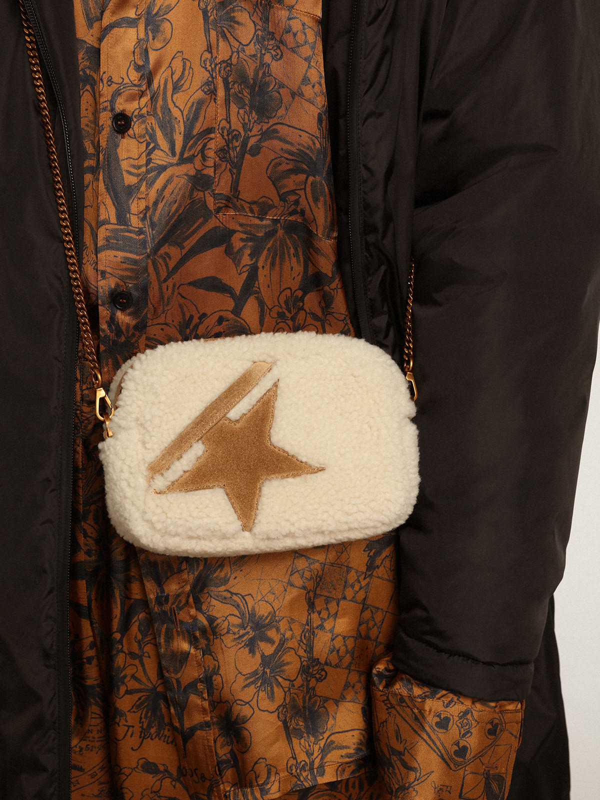 Golden Goose - Borsa Mini Star Bag in shearling color beige e con stella in suede in 