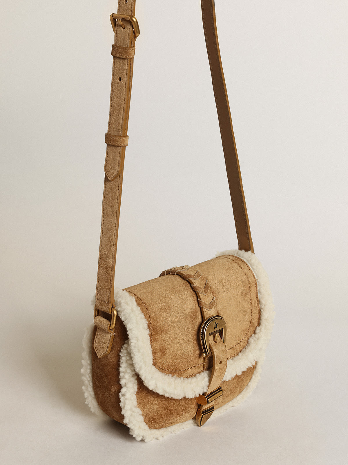 Golden Goose - Borsa Rodeo in suede e dettagli in shearling in 