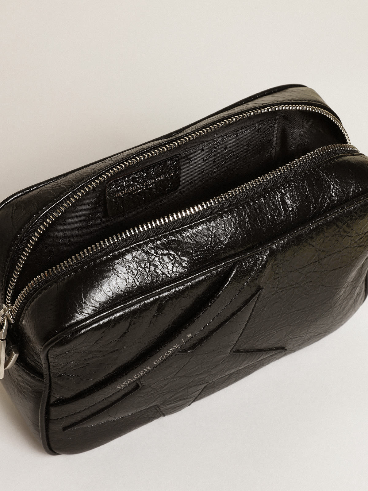 Golden Goose - Sac Star Bag en cuir brillant noir avec étoile ton sur ton in 