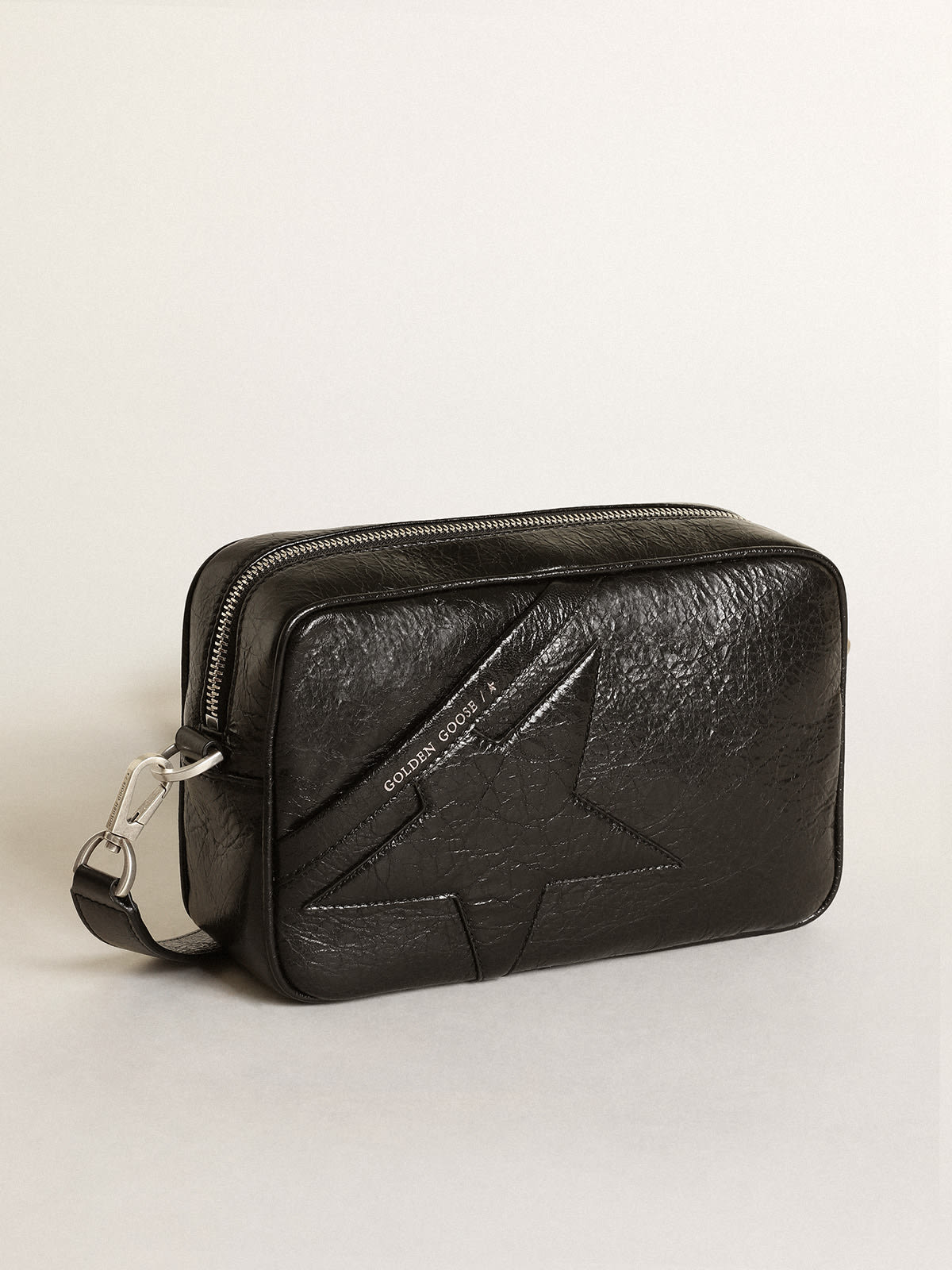 Golden Goose - Sac Star Bag en cuir brillant noir avec étoile ton sur ton in 