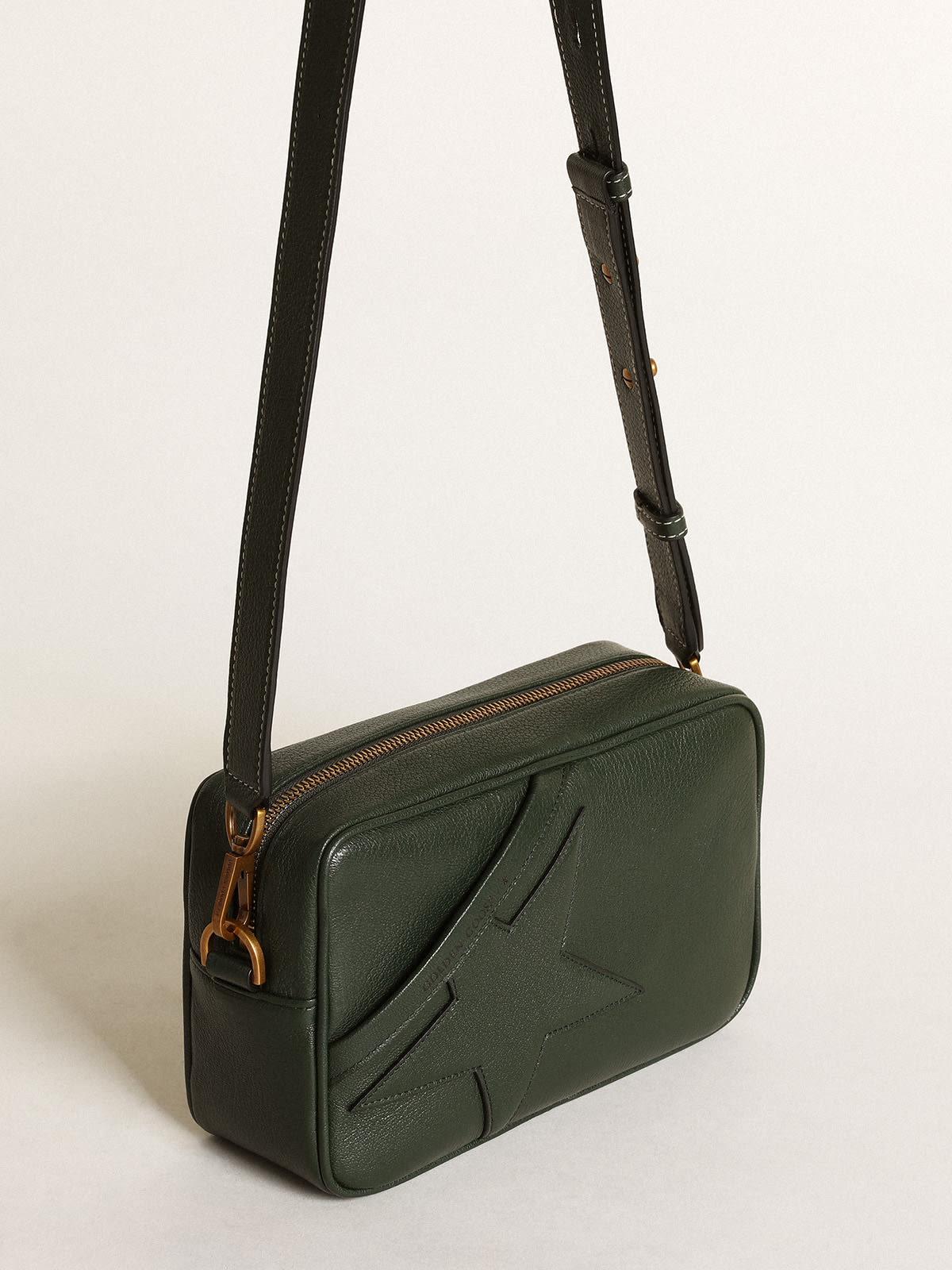 Golden Goose - Sac Star Bag en cuir vert foncé avec étoile ton sur ton in 