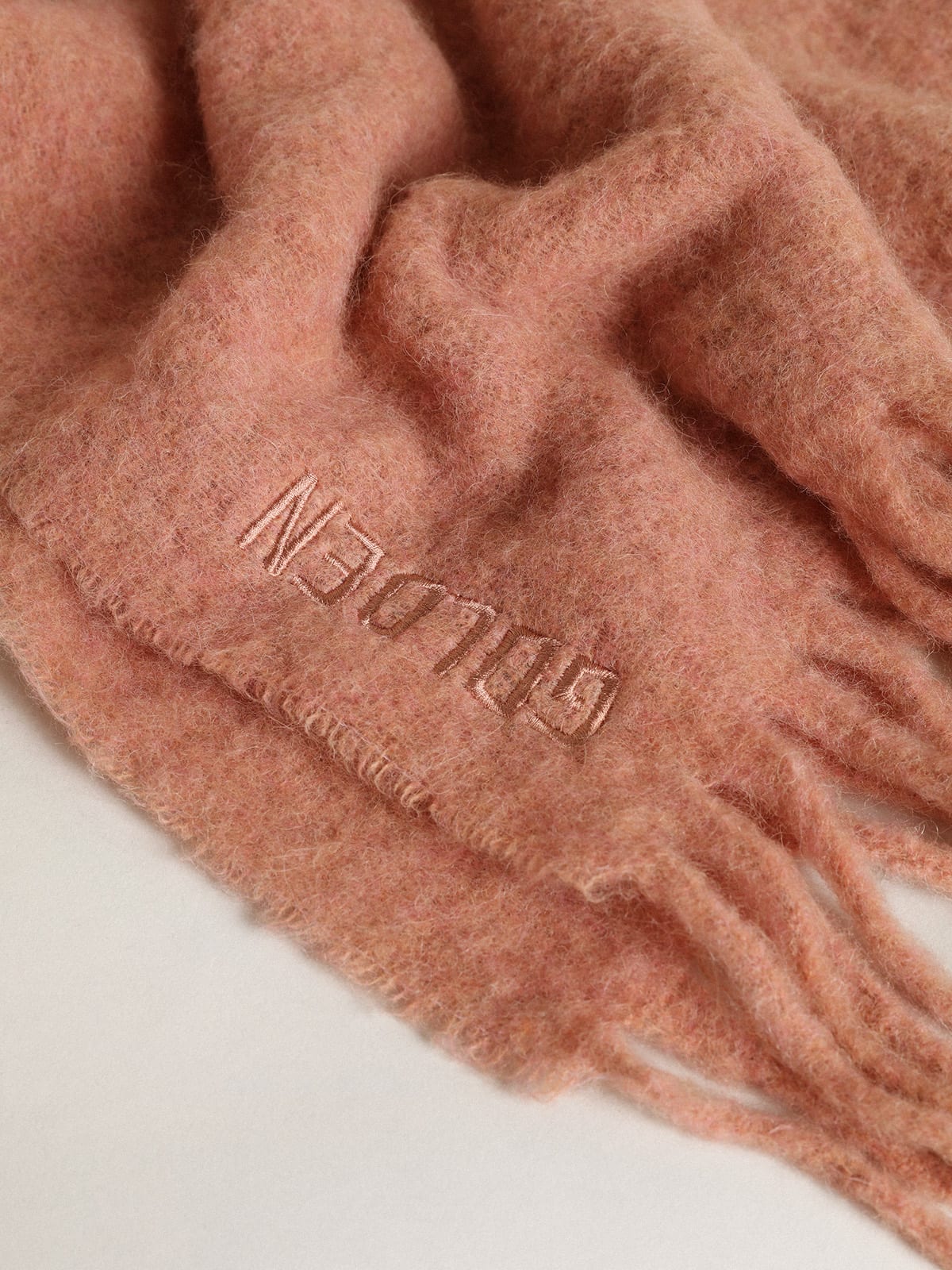 Golden Goose - Powder pink wool scarf with fringe and ‘Golden’ lettering in 