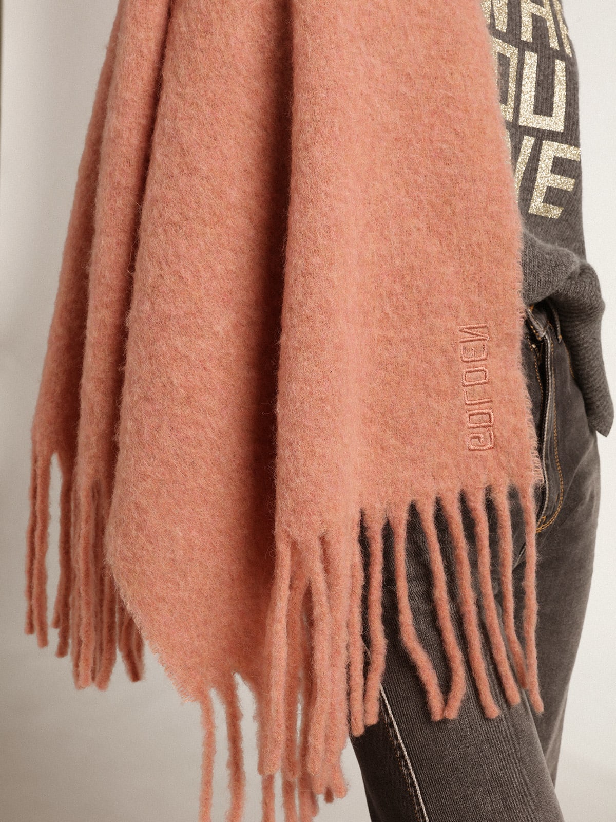 Golden Goose - Sciarpa in lana rosa cipria con frange e scritta Golden in 