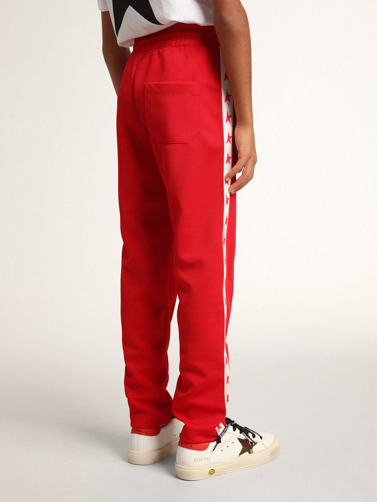 Golden Goose - Pantalon de jogging rouge avec bande blanche et étoiles rouges contrastées in 