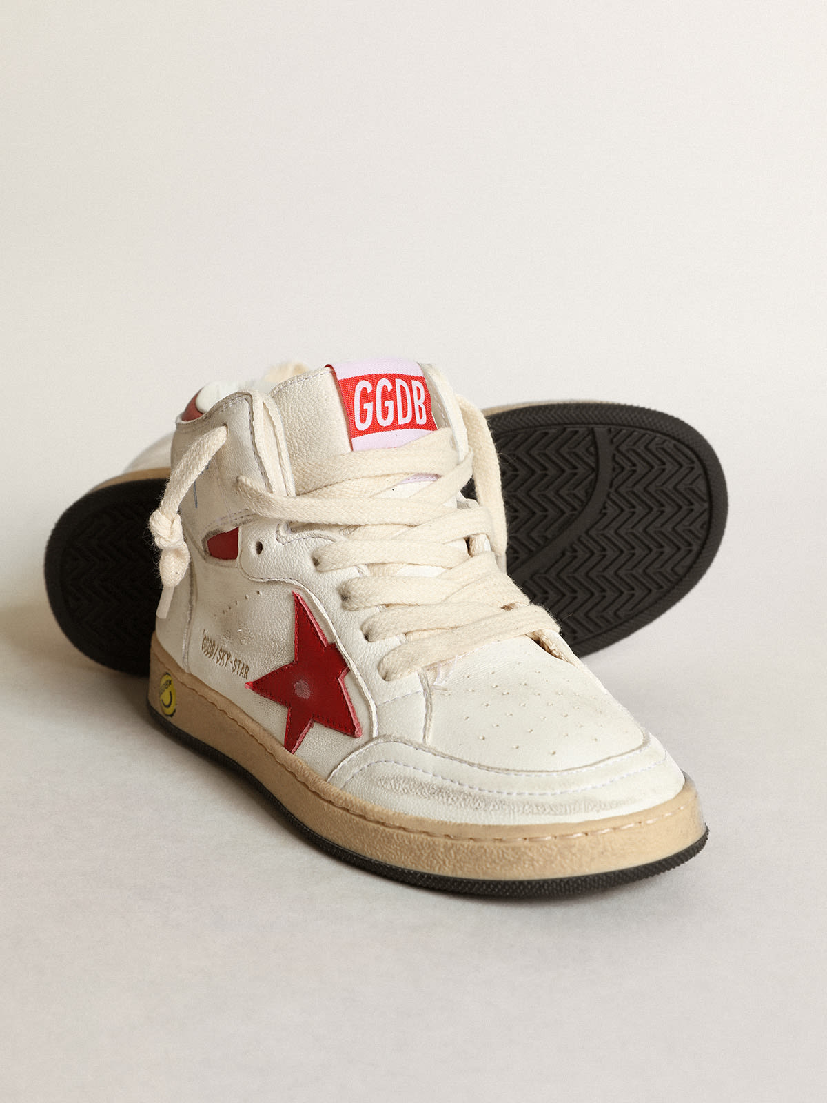 Golden Goose - Sneaker Sky-Star Young in nappa bianca con stella e talloncino in pelle rossa in 