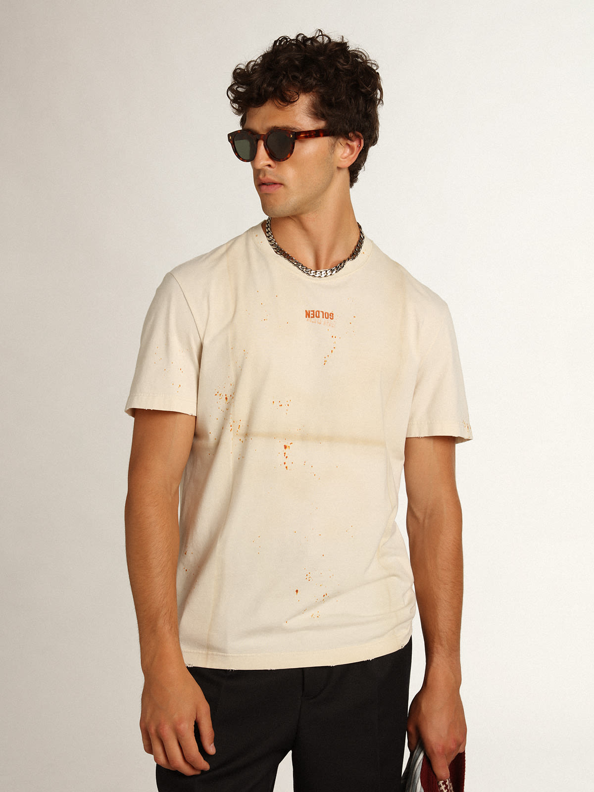 Golden Goose - Camiseta masculina marfim com inscrição e detalhes desgastados in 