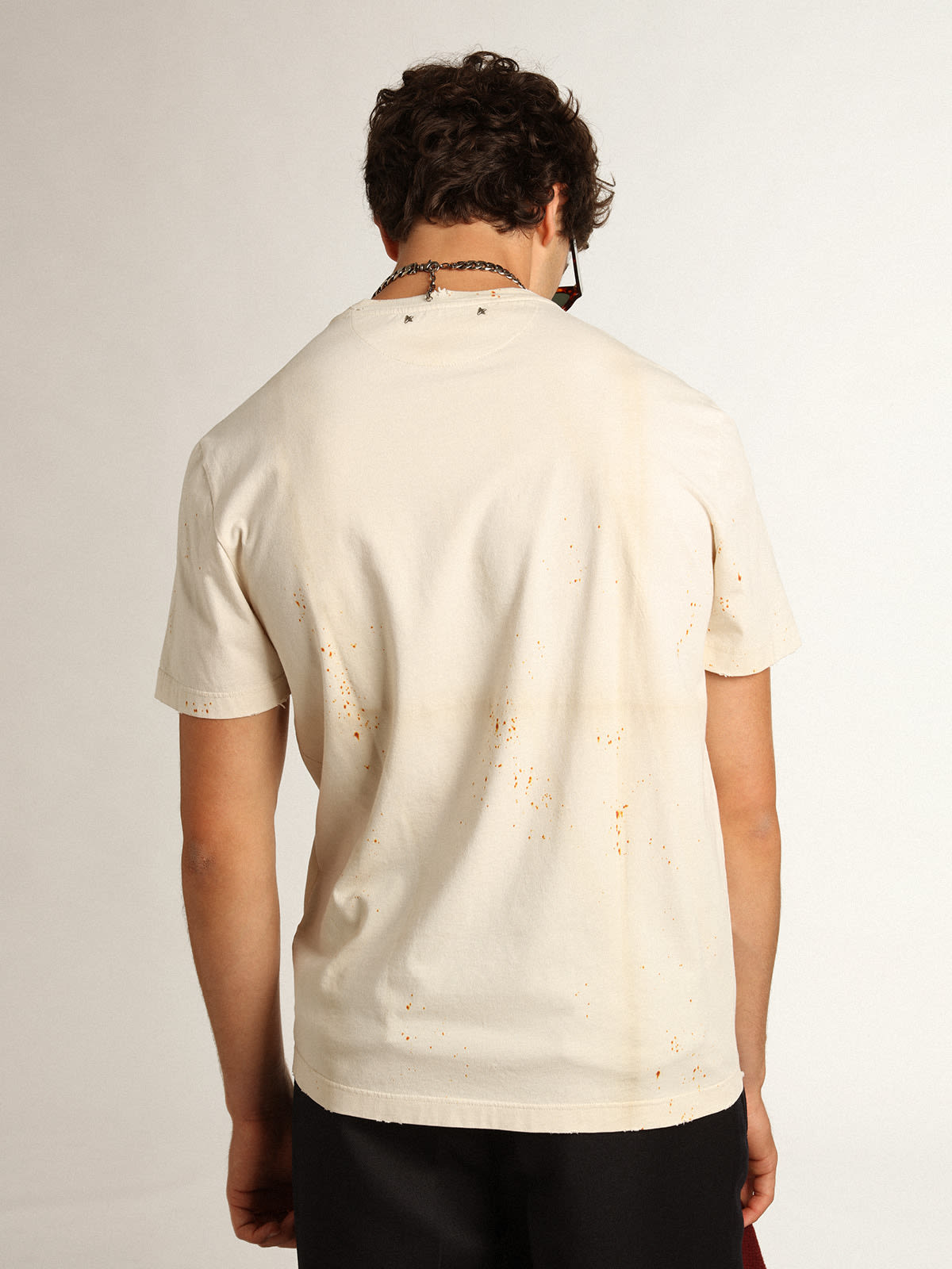 Golden Goose - Camiseta masculina marfim com inscrição e detalhes desgastados in 