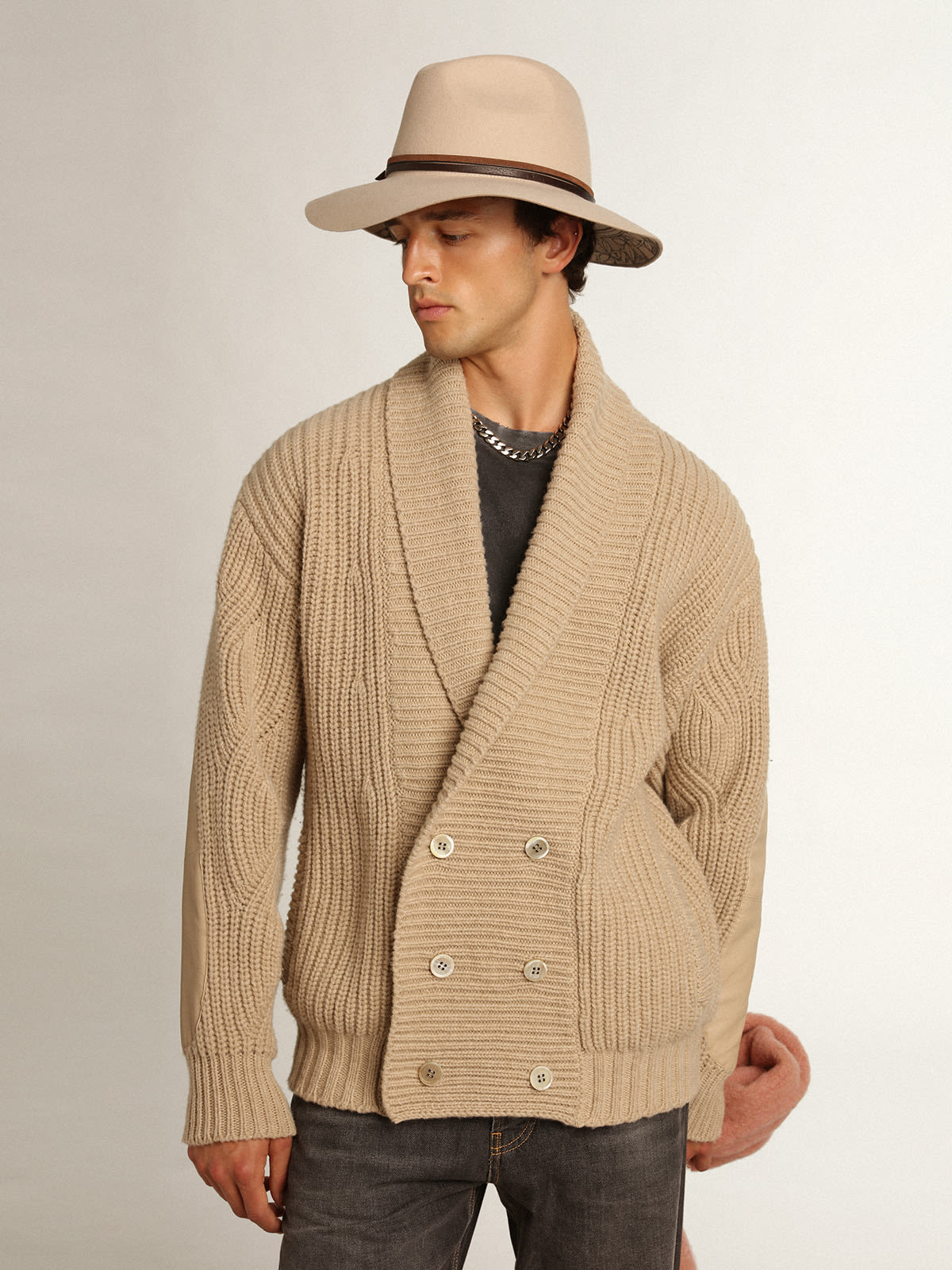 Golden Goose - Cardigan doppiopetto da uomo in lana a coste beige e toppe in pelle in 